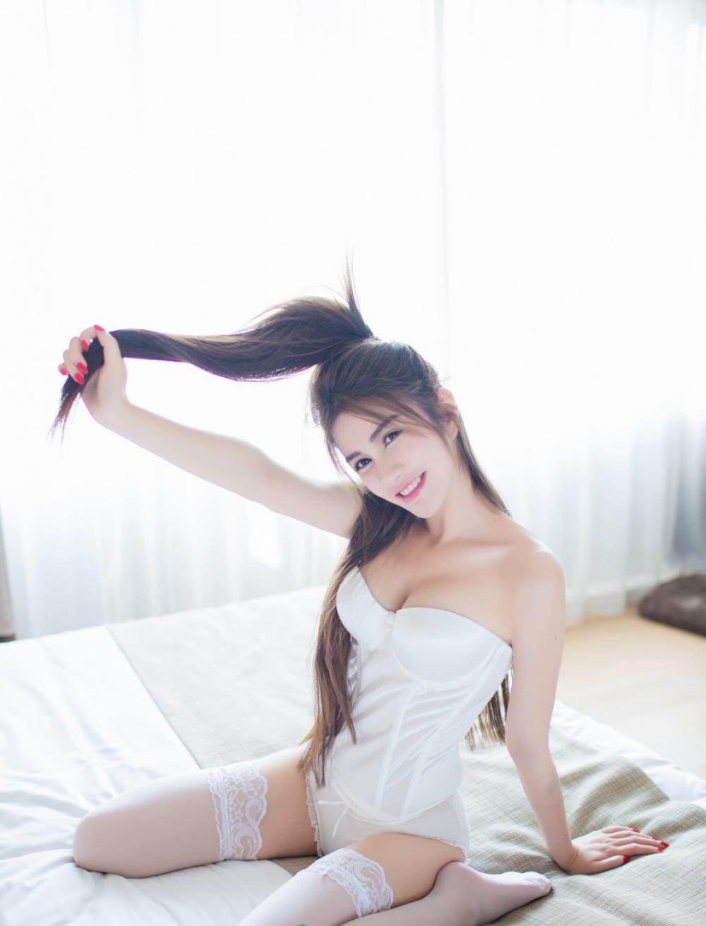 美女嫩模李李七七喜喜酥胸迷人私房诱惑