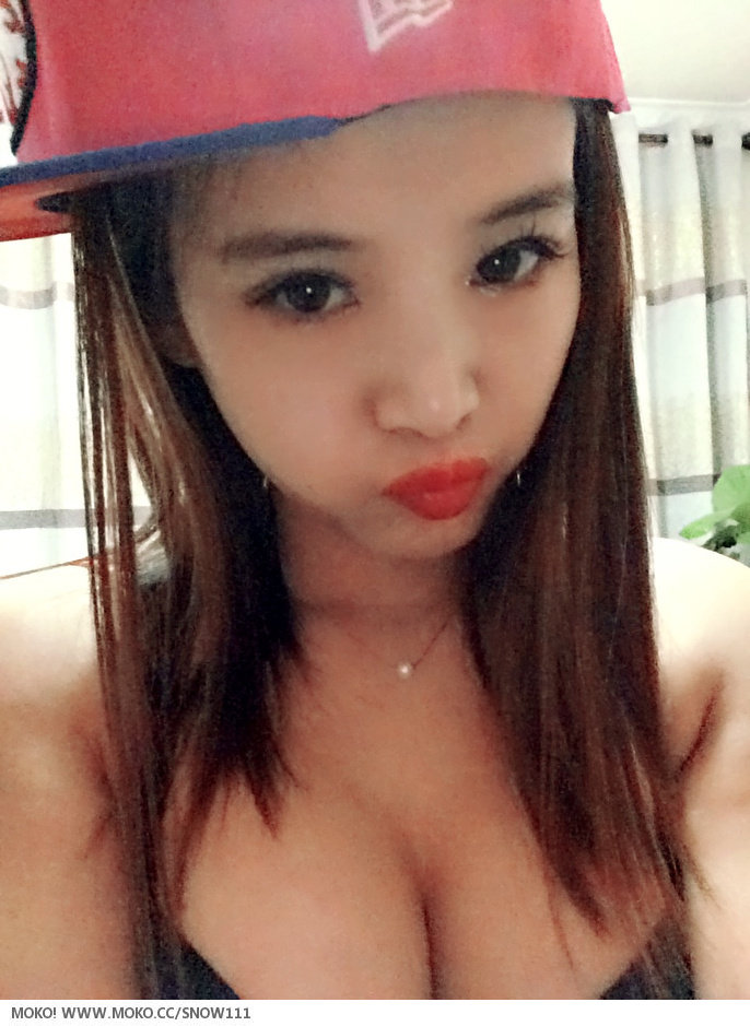 宅男女神艾比利撅嘴卖萌诱人写真