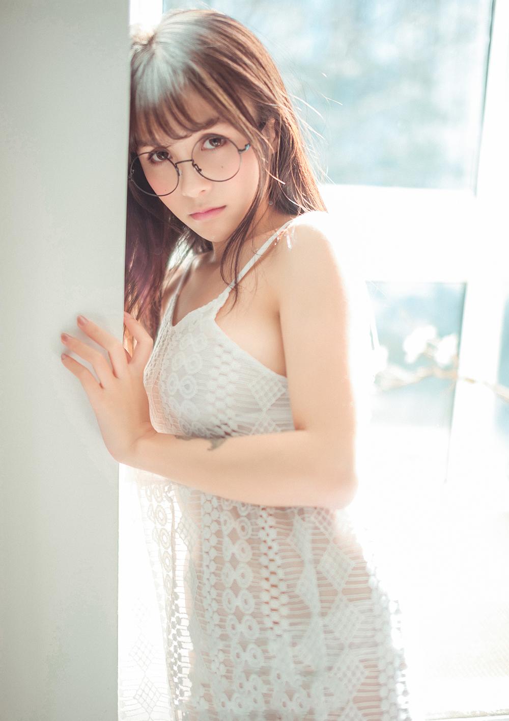 巨乳美女夏美酱吊带衫诱惑写真