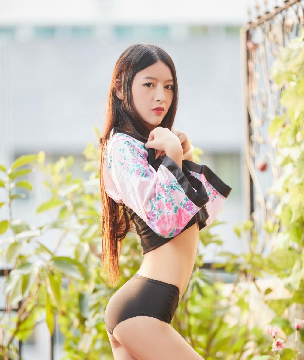 骨感美女左熙前凸后翘性感写真