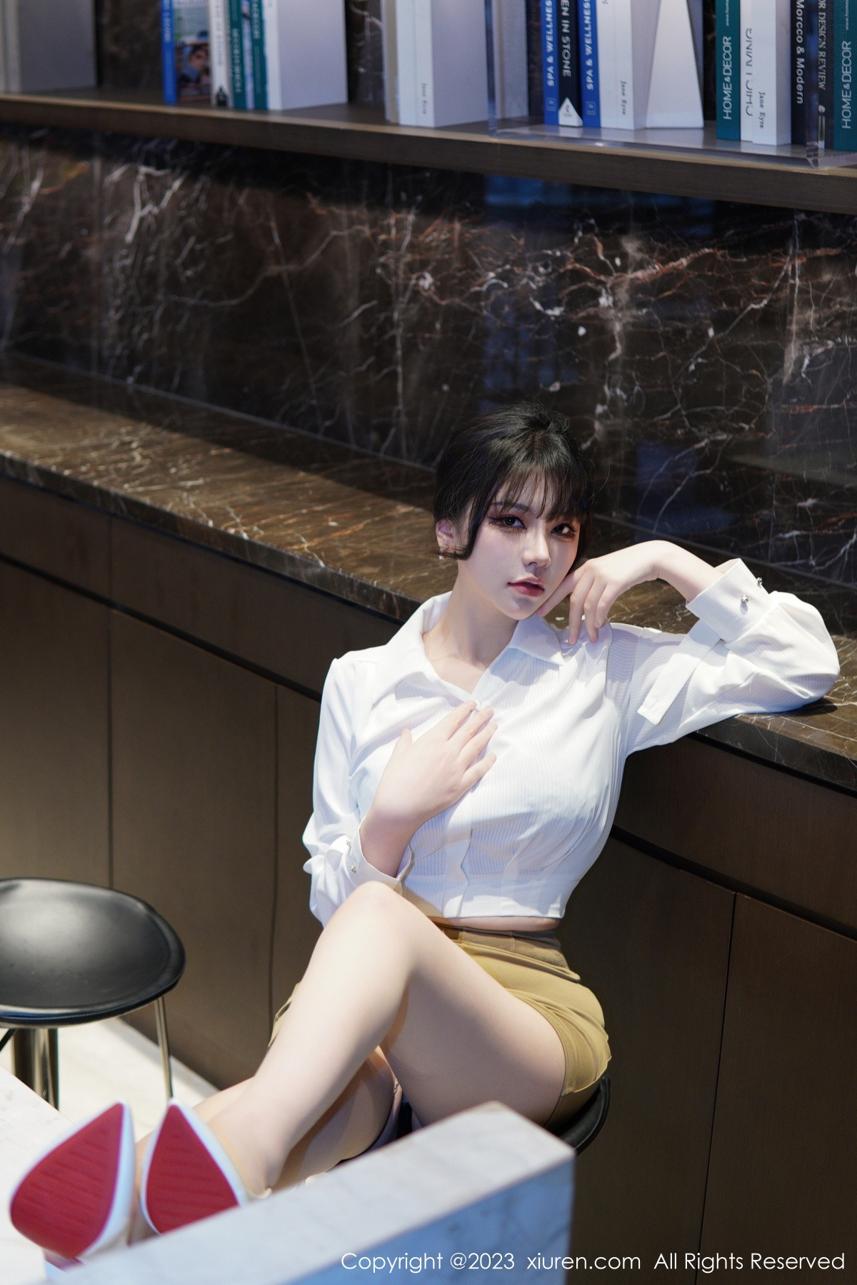 [XiuRen]高清写真图 2023.01.10 No.6111 桃桃子_ 短裙美腿