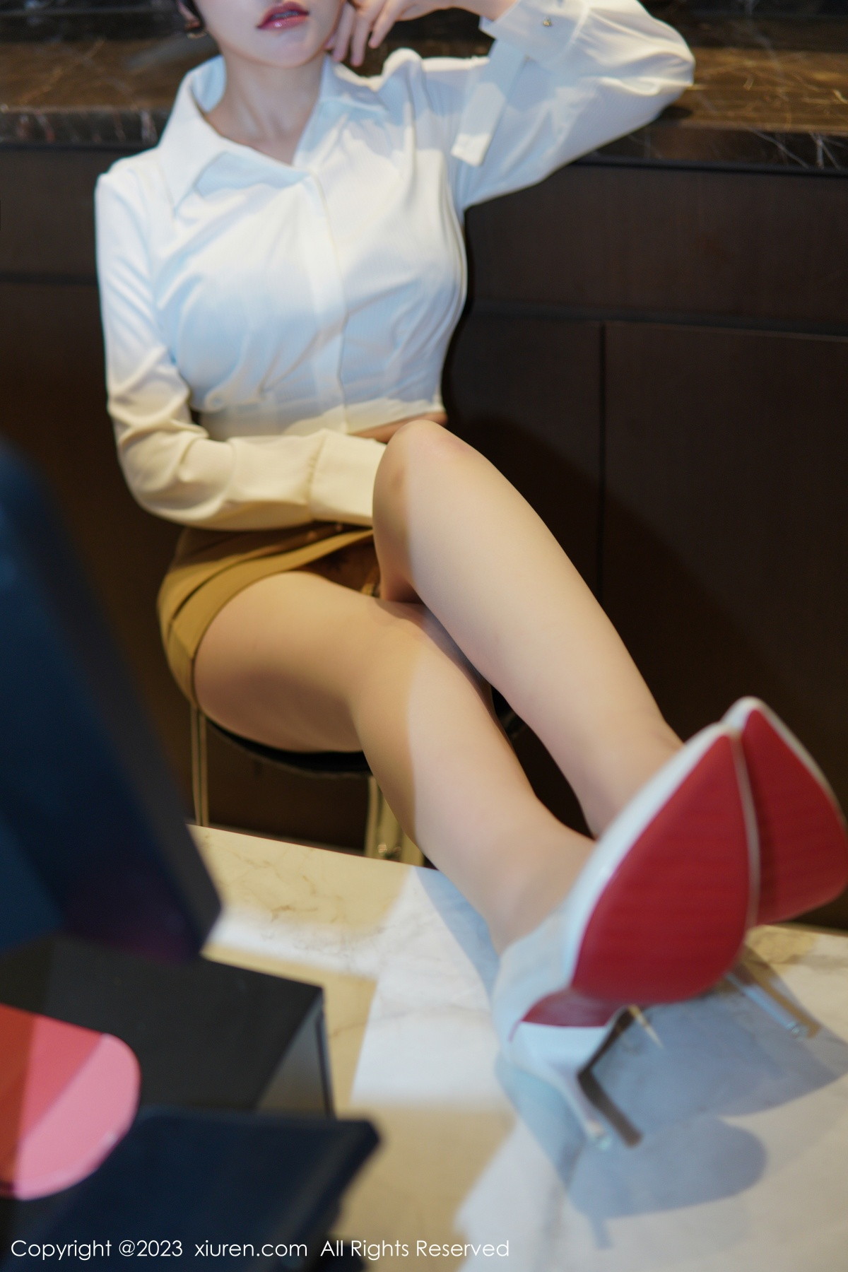 [XiuRen]高清写真图 2023.01.10 No.6111 桃桃子_ 短裙美腿