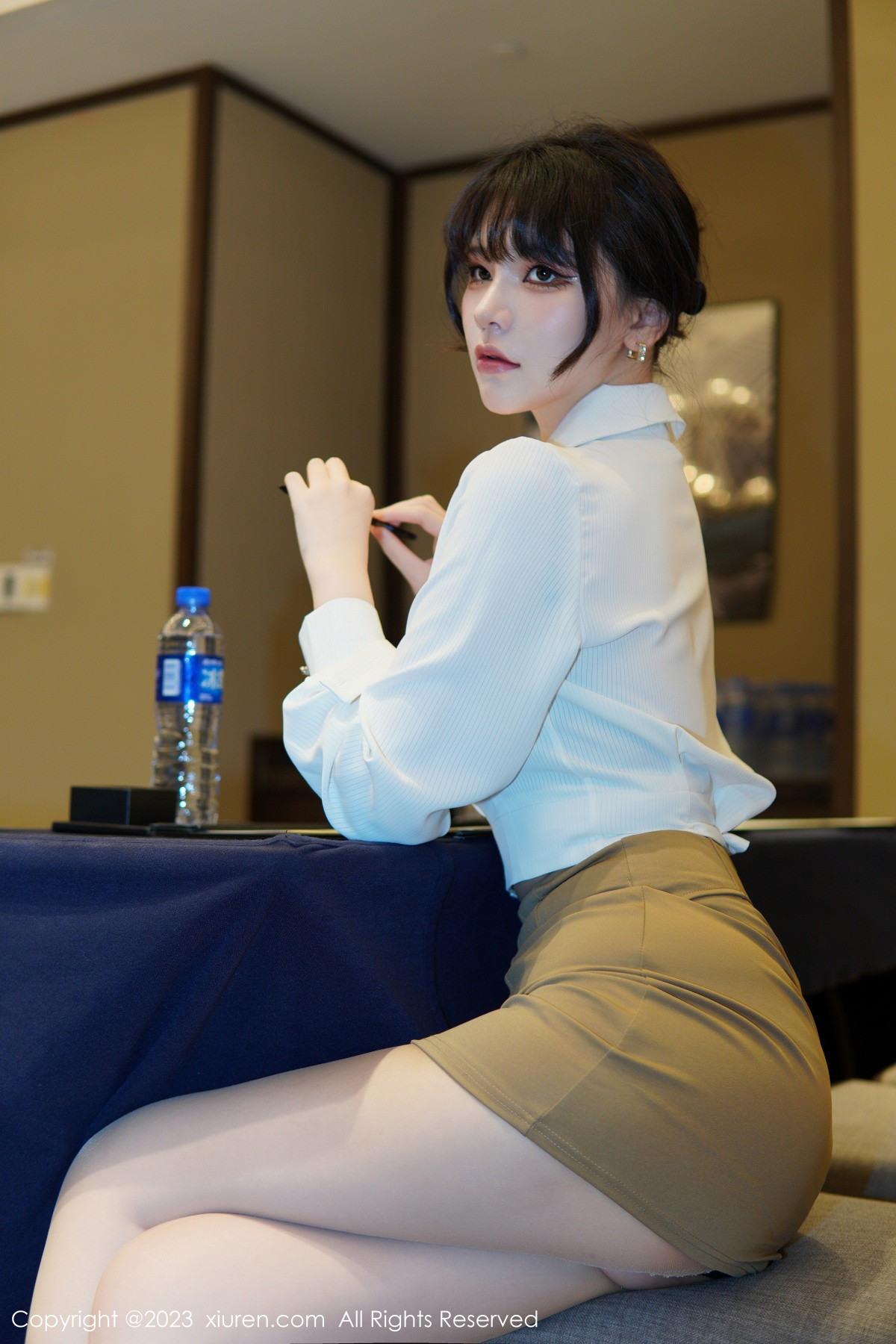[XiuRen]高清写真图 2023.01.10 No.6111 桃桃子_ 短裙美腿