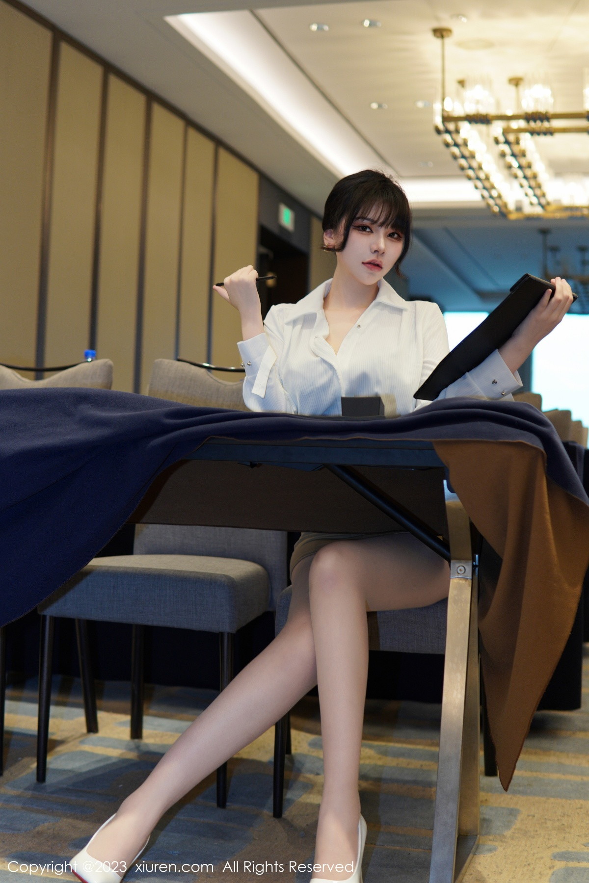 [XiuRen]高清写真图 2023.01.10 No.6111 桃桃子_ 短裙美腿