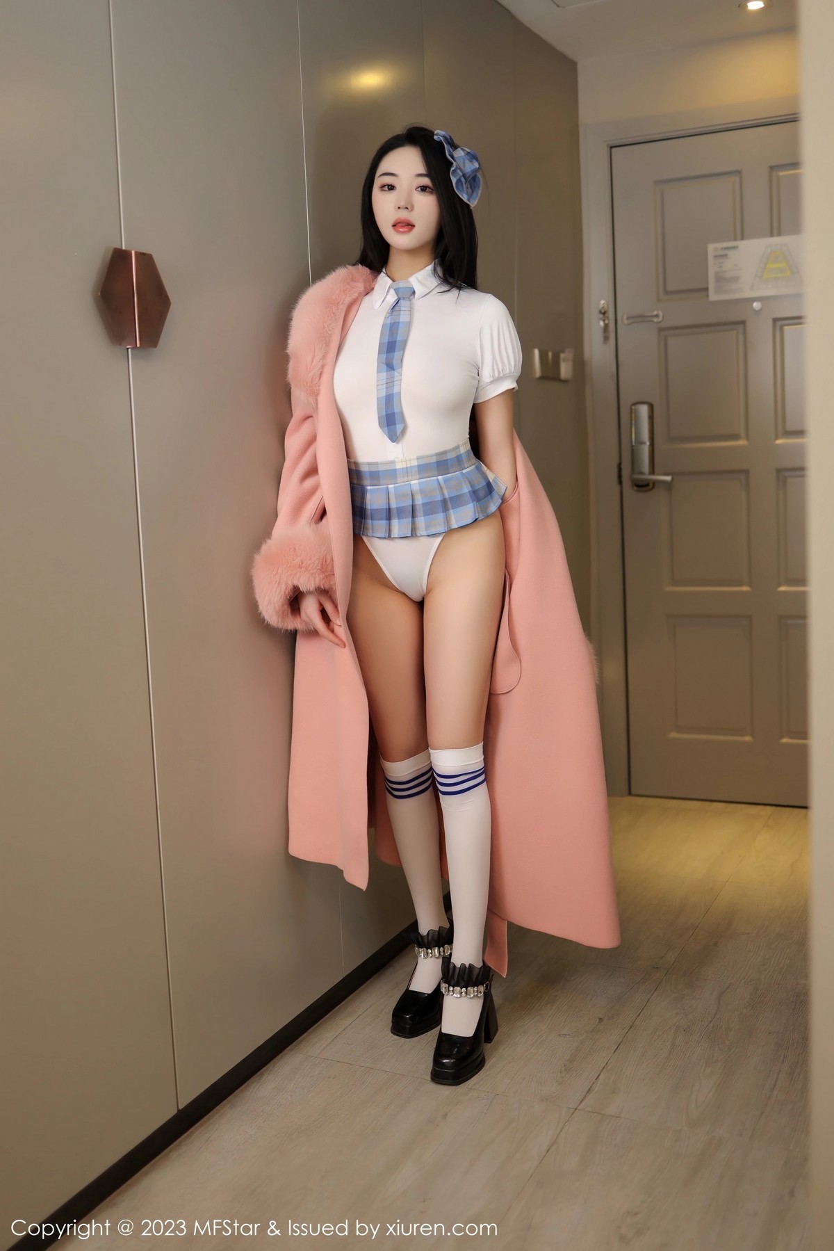 [MFStar]高清写真图 2023.03.02 VOL.591 汐汐爱吃草莓 新人美腿