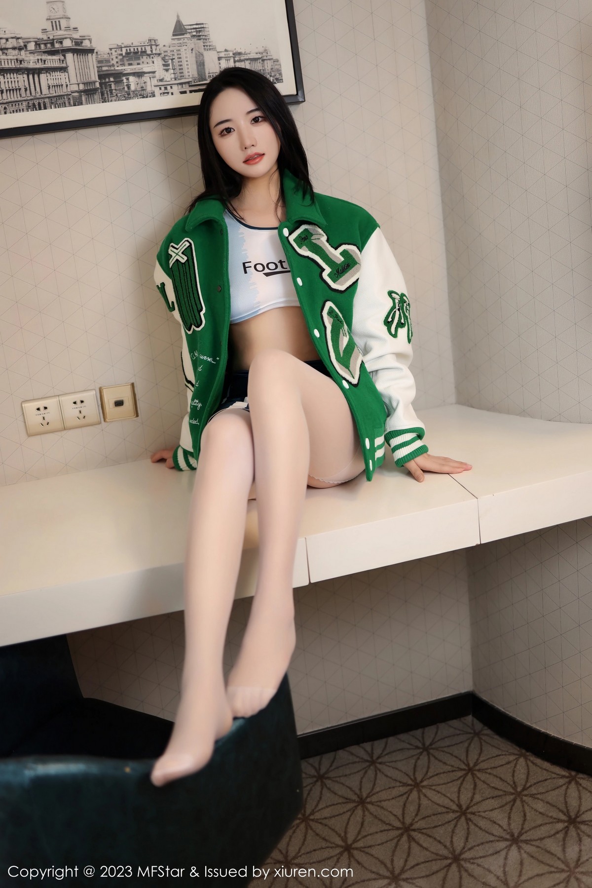 [MFStar]高清写真图 2023.04.03 VOL.602 汐汐爱吃草莓 丝袜美臀
