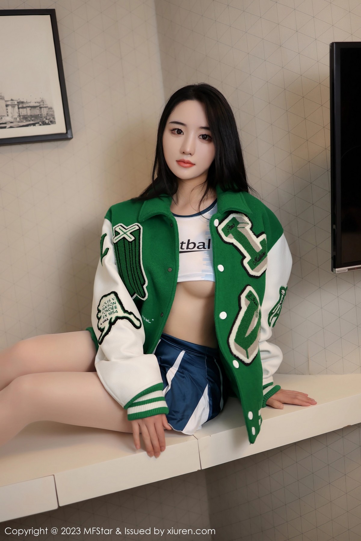 [MFStar]高清写真图 2023.04.03 VOL.602 汐汐爱吃草莓 丝袜美臀