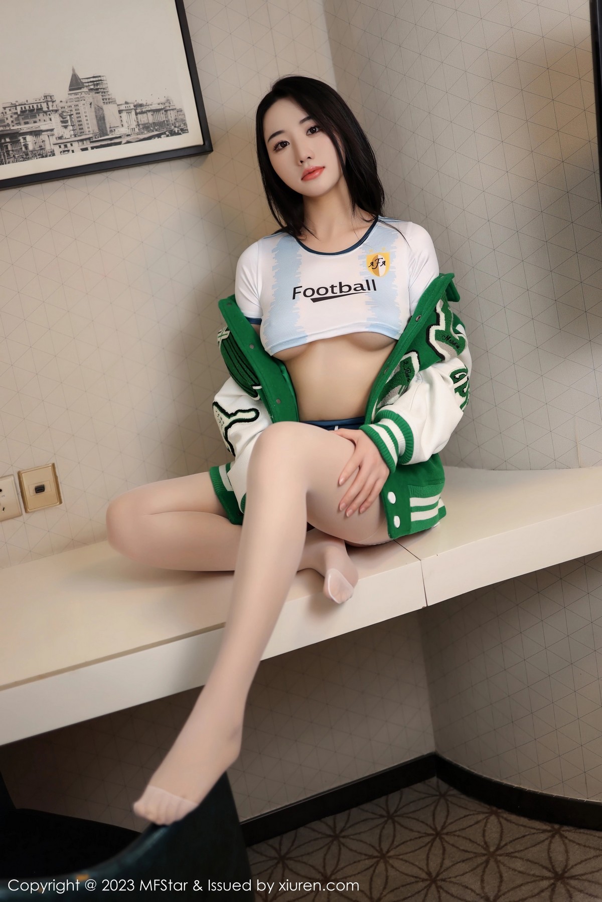 [MFStar]高清写真图 2023.04.03 VOL.602 汐汐爱吃草莓 丝袜美臀