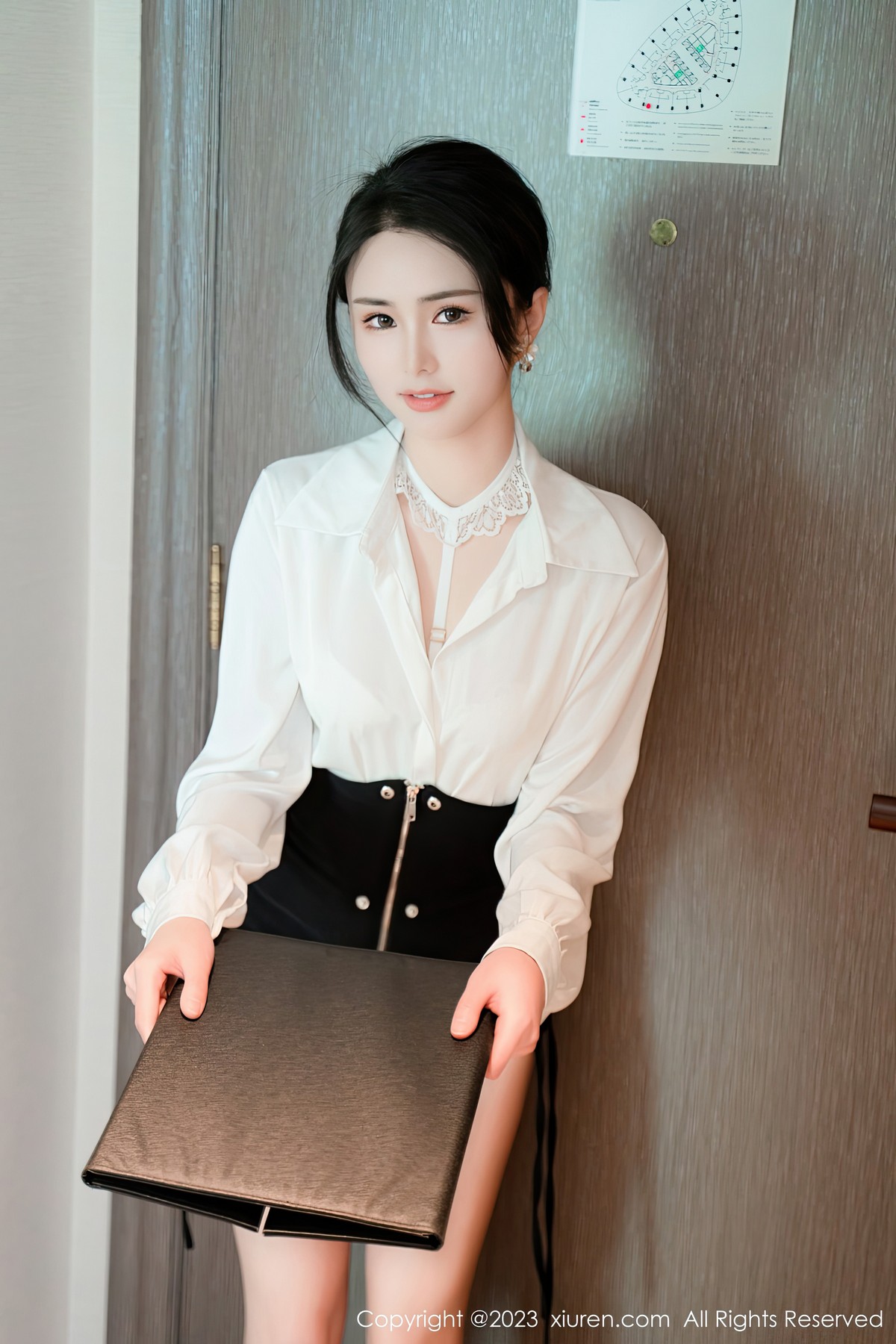 [XiuRen]高清写真图 2023.04.04 No.6520 艾希儿 短裙美臀