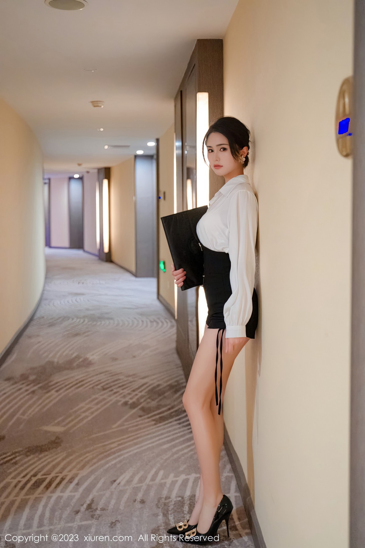 [XiuRen]高清写真图 2023.04.04 No.6520 艾希儿 短裙美臀