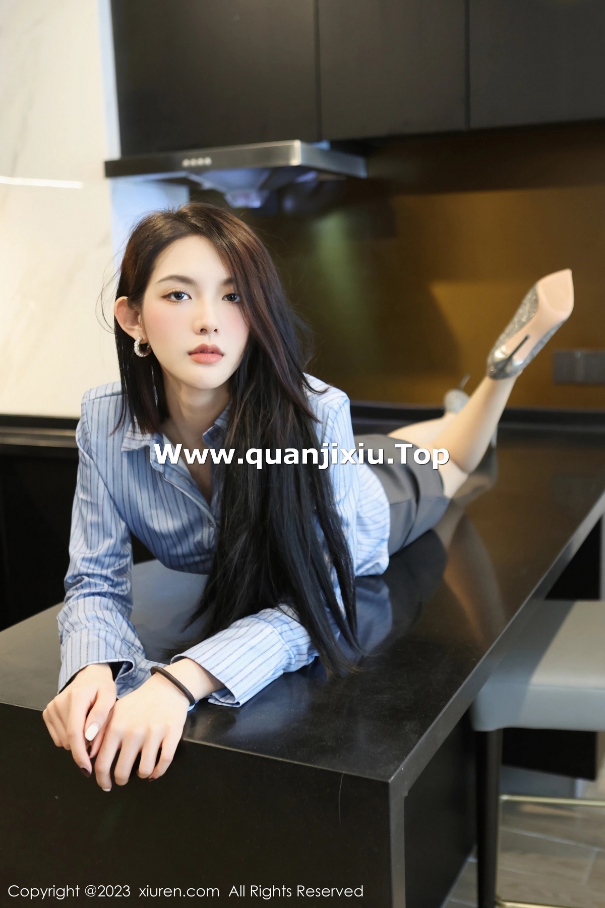 [XiuRen]高清写真图 2023.04.07 No.6538 乔一一 美腿短裙