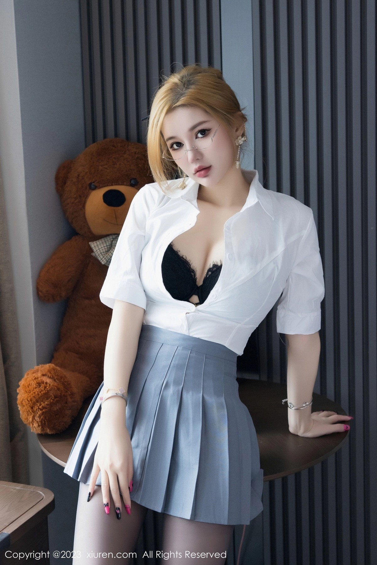 [XiuRen]高清写真图 2023.06.01 No.6836 杨可可coco 丝袜短裙