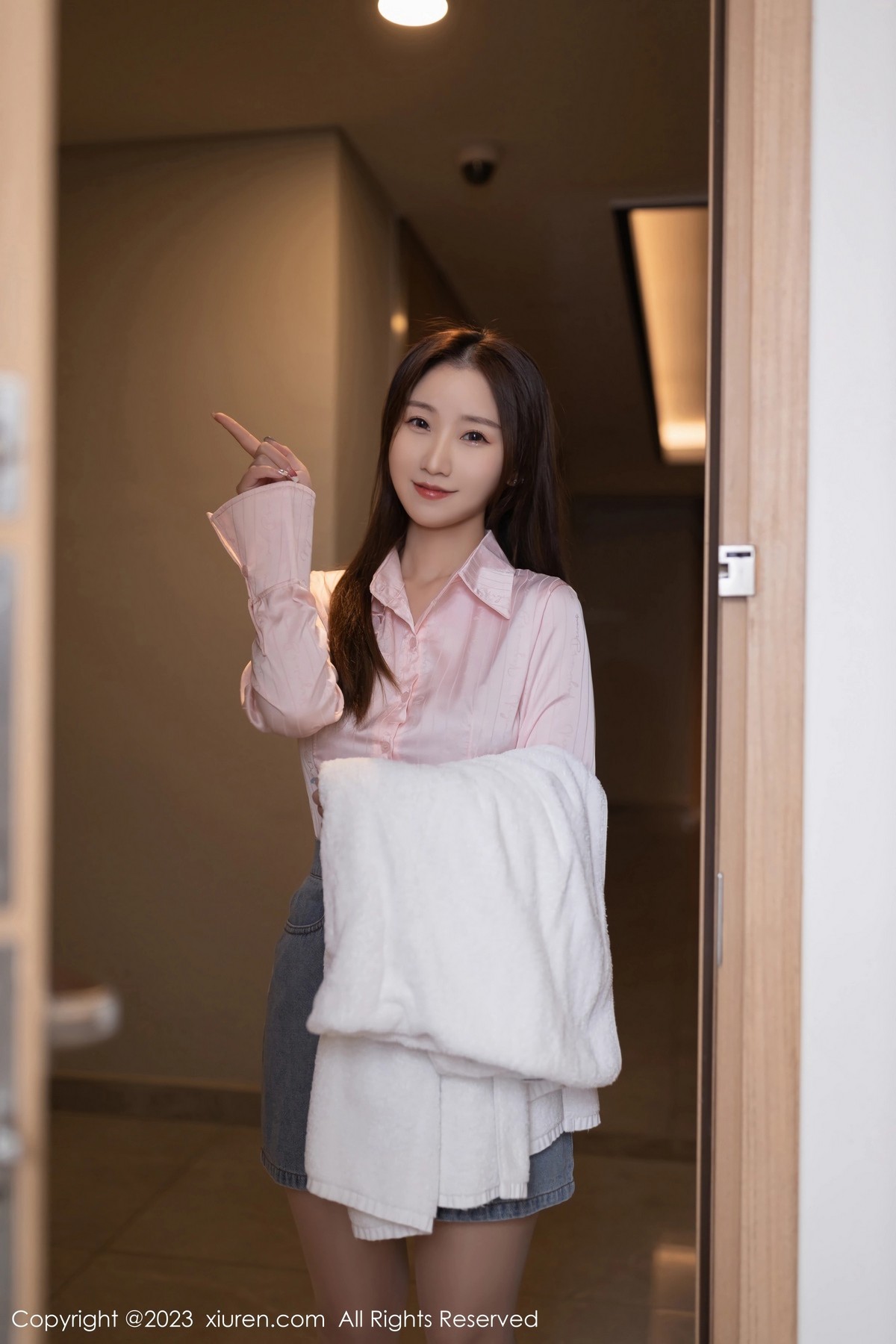 [XiuRen]高清写真图 2023.05.31 No.6832 杏子Yada 短裙美腿