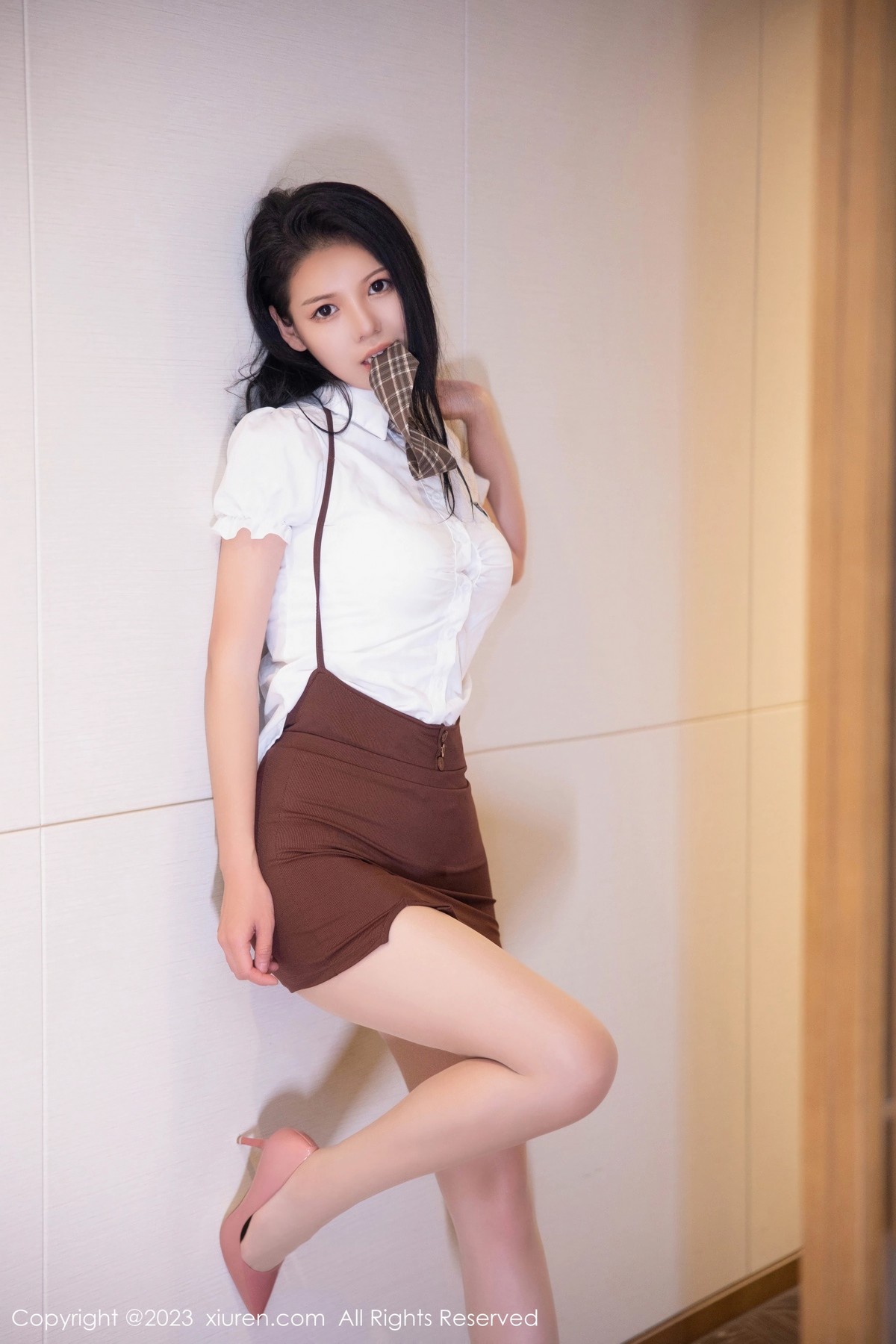[XiuRen]高清写真图 2023.06.15 No.6917 大美妞儿 短裙美腿