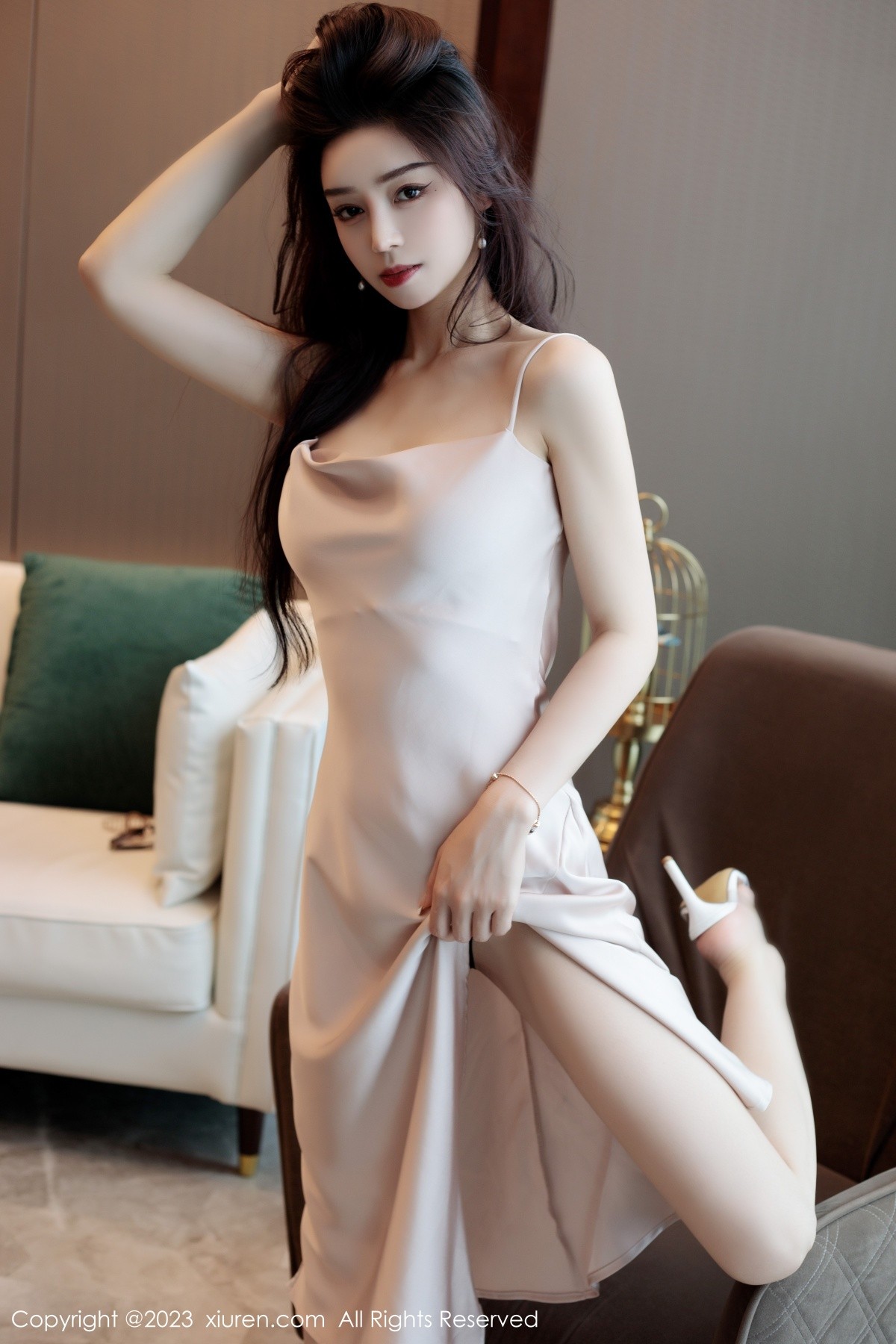 [XiuRen]高清写真图 2023.07.03 No.7011 苏曼兮 吊带裙美腿