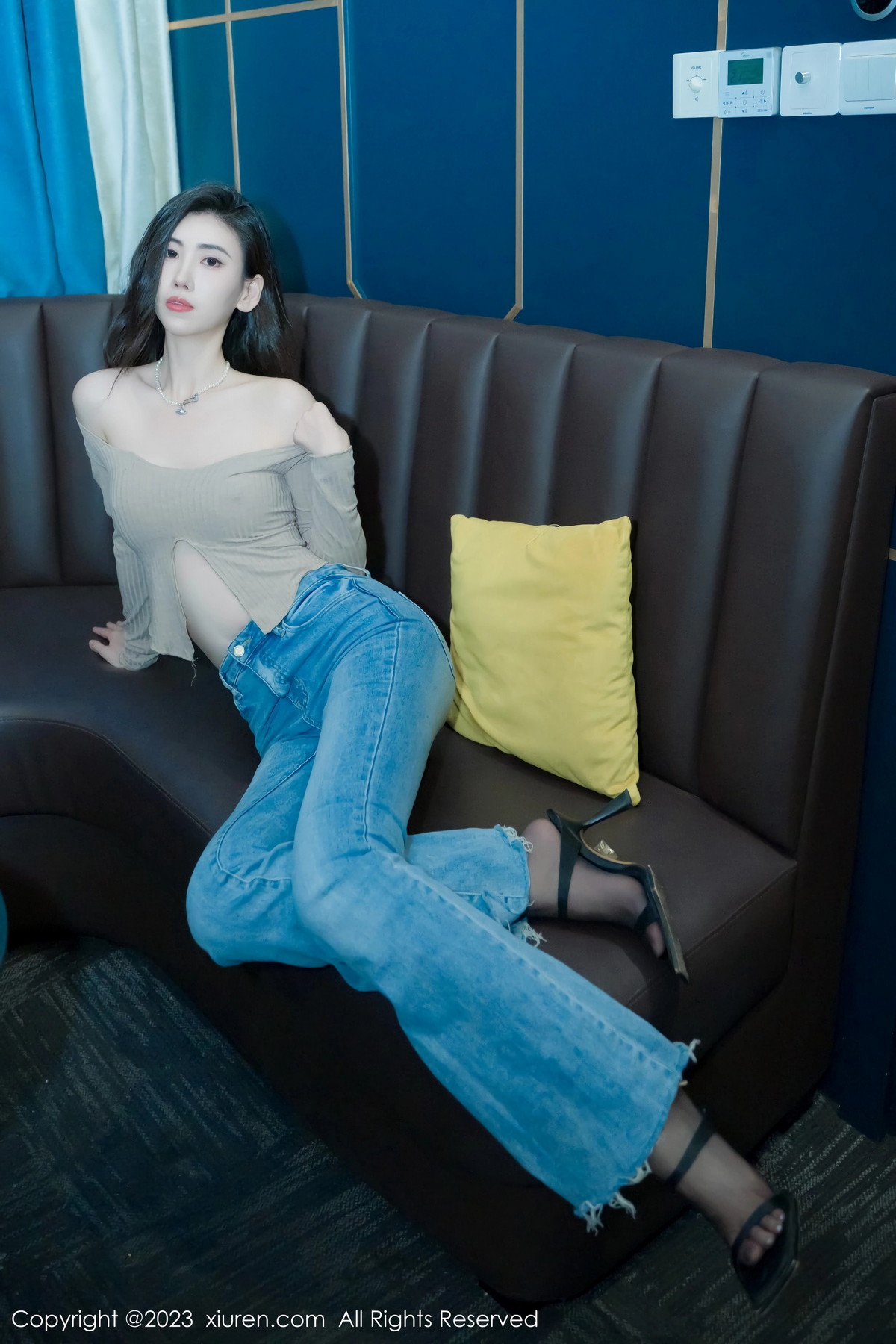 [XiuRen]高清写真图 2023.07.07 No.7041 章芃芃 简约牛仔裤