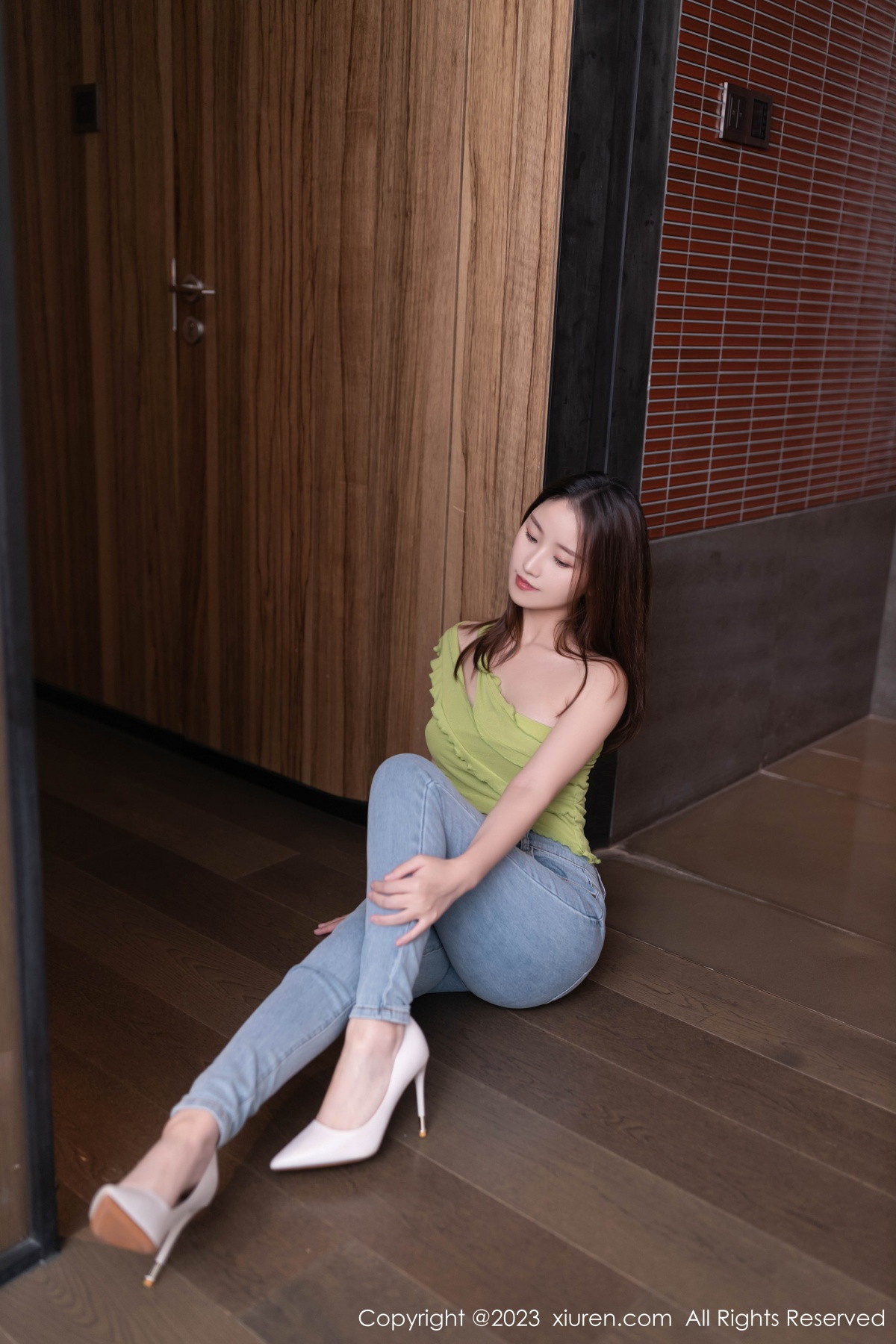 [XiuRen]高清写真图 2023.09.13 No.7381 杏子Yada 牛仔裤美腿