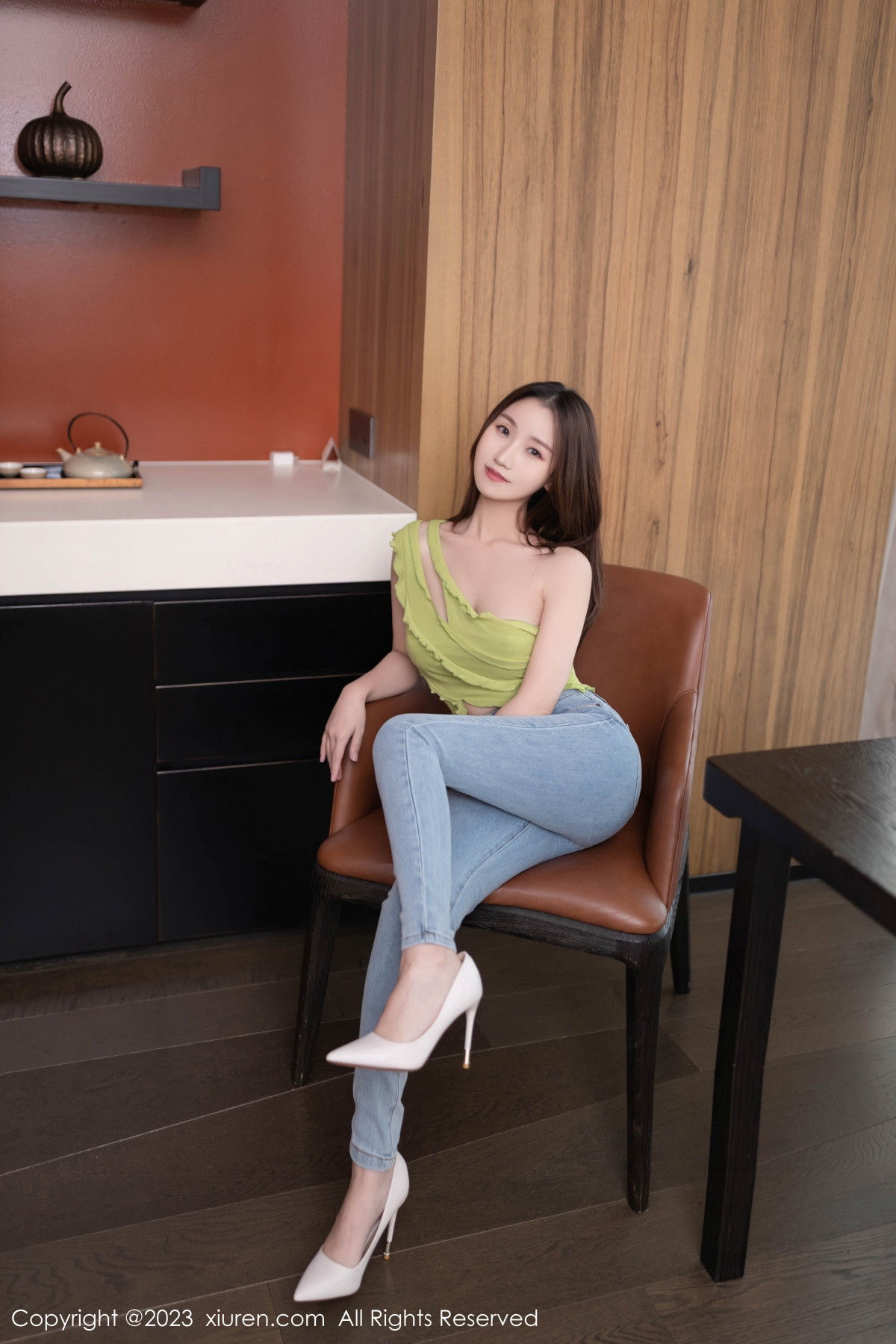 [XiuRen]高清写真图 2023.09.13 No.7381 杏子Yada 牛仔裤美腿