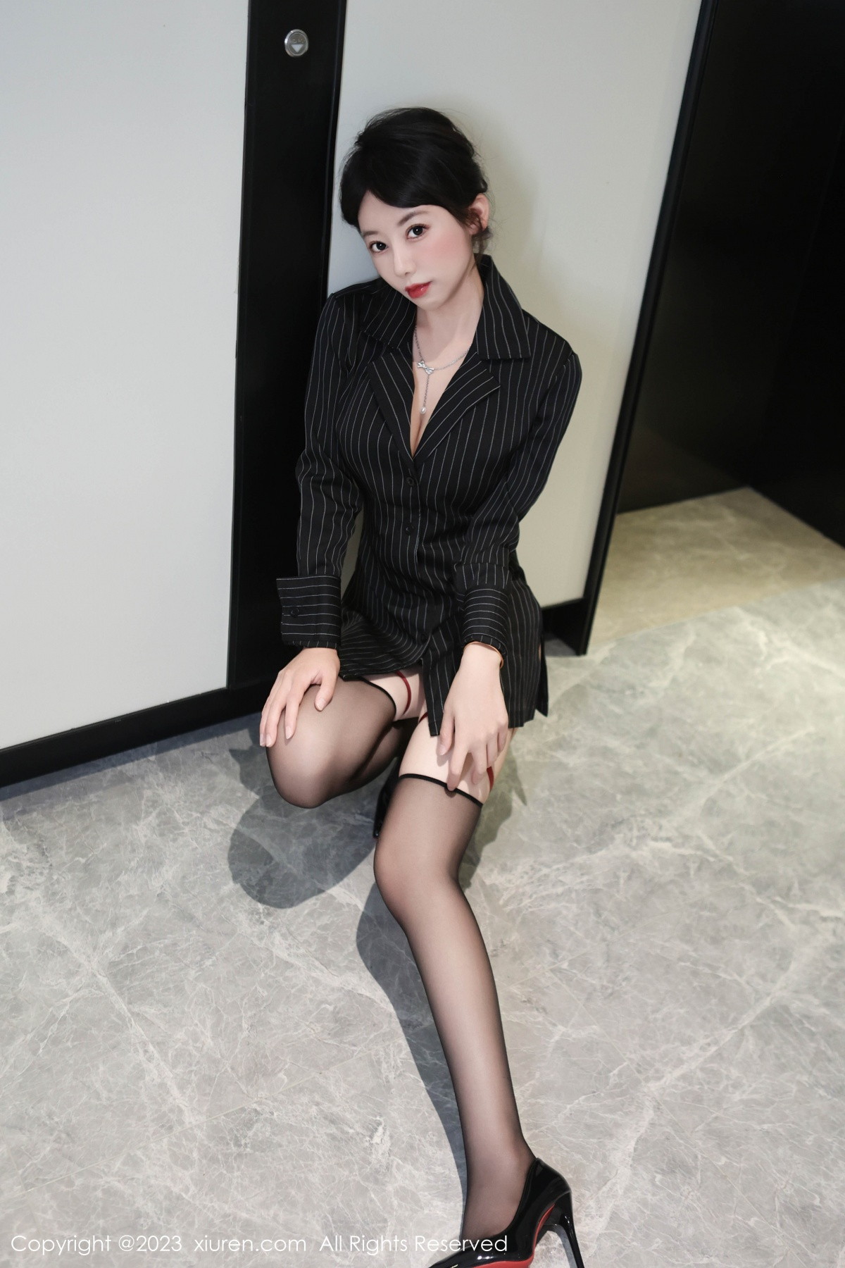 [XiuRen]高清写真图 2023.09.14 No.7384 白笑笑 黑丝美腿