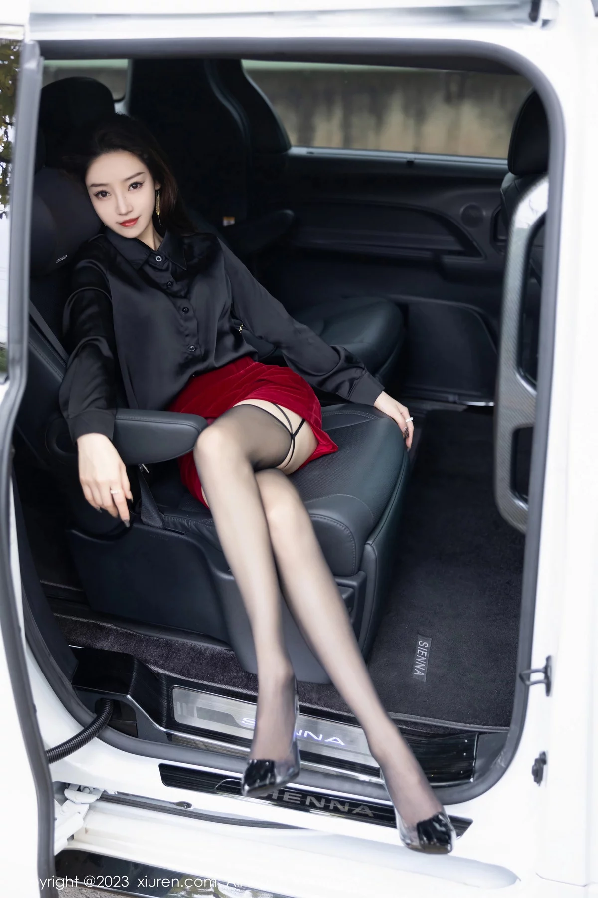 [XiuRen]高清写真图 2023.12.26 No.7867 苏曼兮 短裙黑丝