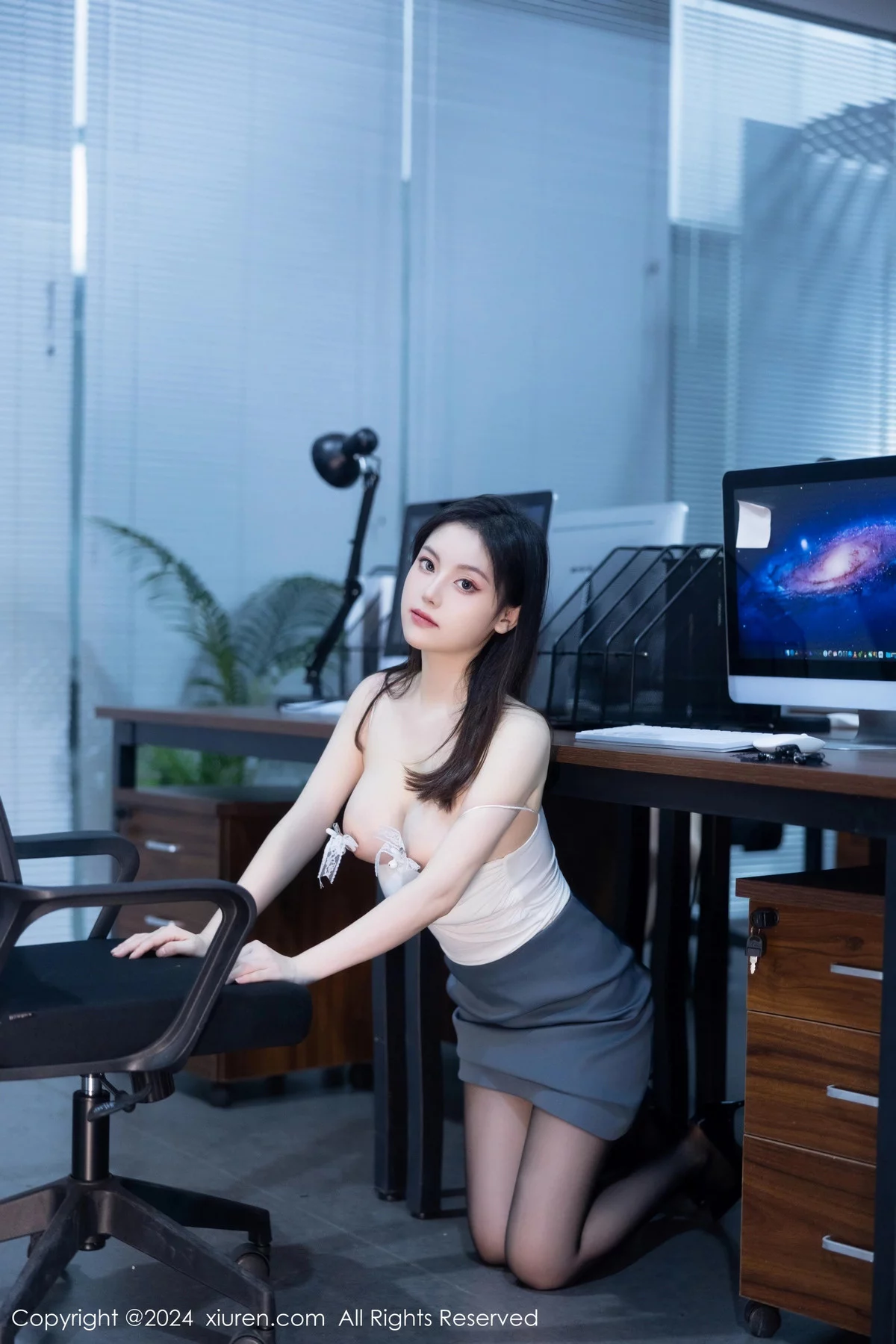 [XiuRen]高清写真图 2024.01.05 No.7923 豆瓣酱 OL丝袜
