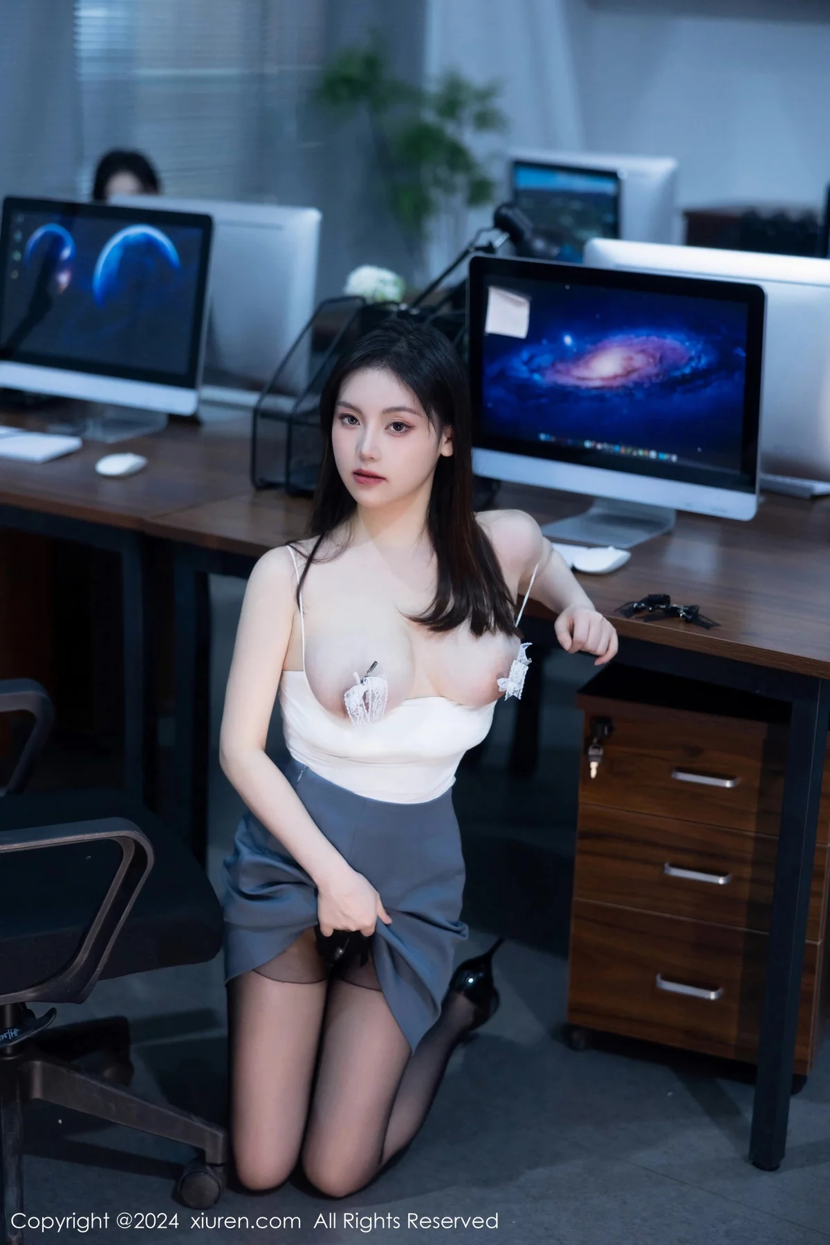 [XiuRen]高清写真图 2024.01.05 No.7923 豆瓣酱 OL丝袜