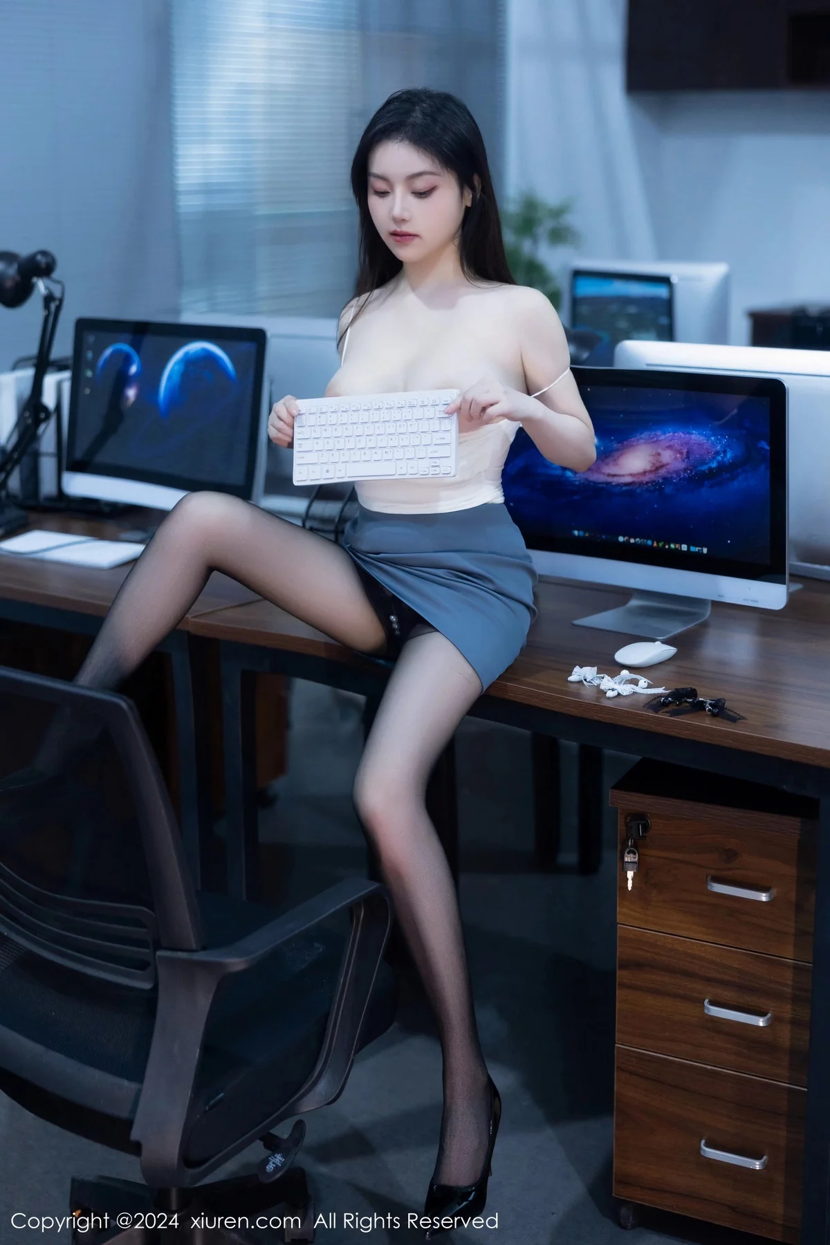 [XiuRen]高清写真图 2024.01.05 No.7923 豆瓣酱 OL丝袜