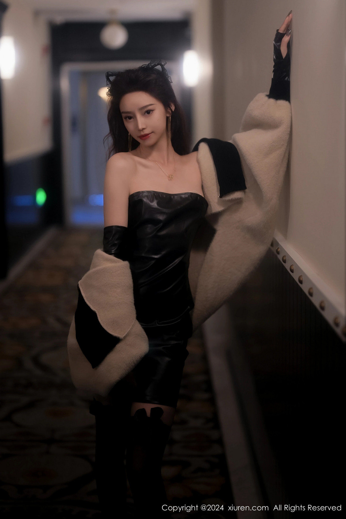 [XiuRen]高清写真图 2024.02.01 No.8049 苏曼兮 黑丝美腿