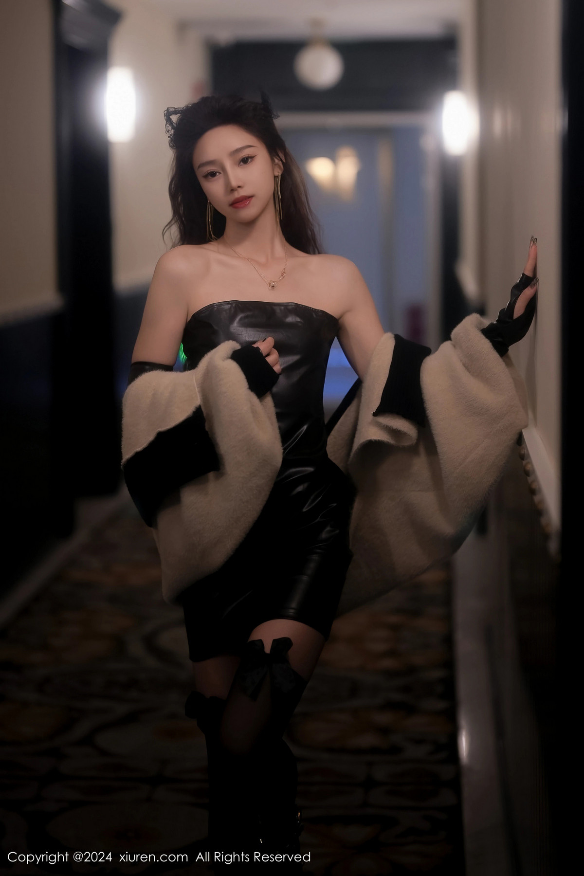 [XiuRen]高清写真图 2024.02.01 No.8049 苏曼兮 黑丝美腿