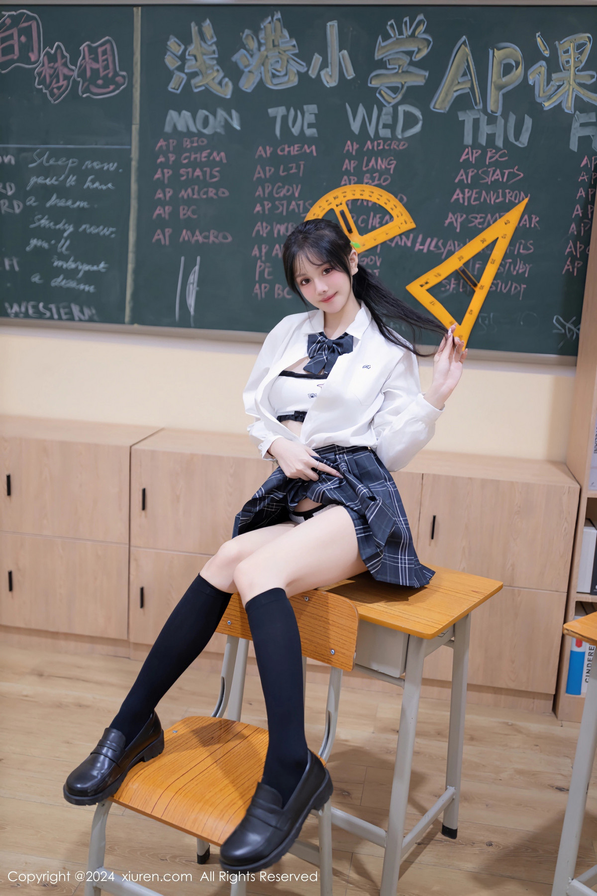 [XiuRen]高清写真图 2024.02.02 No.8058 幼幼 美腿性感