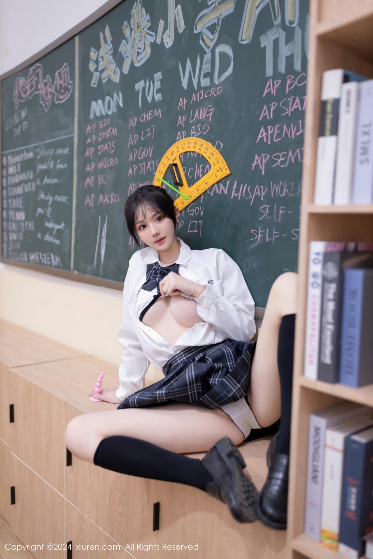 [XiuRen]高清写真图 2024.02.02 No.8058 幼幼 美腿性感