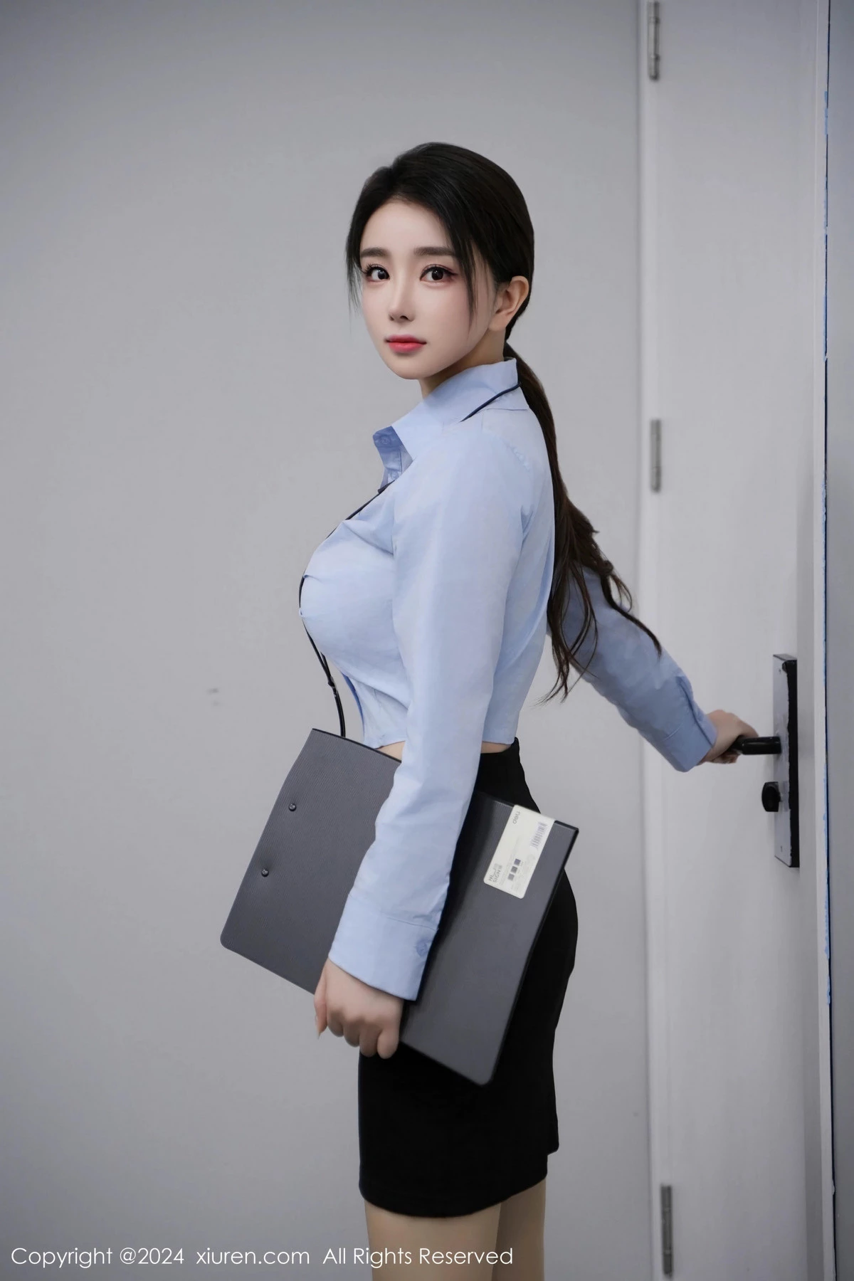 [XiuRen]高清写真图 2024.03.13 No.8220 雨儿酱eve 美腿丝袜