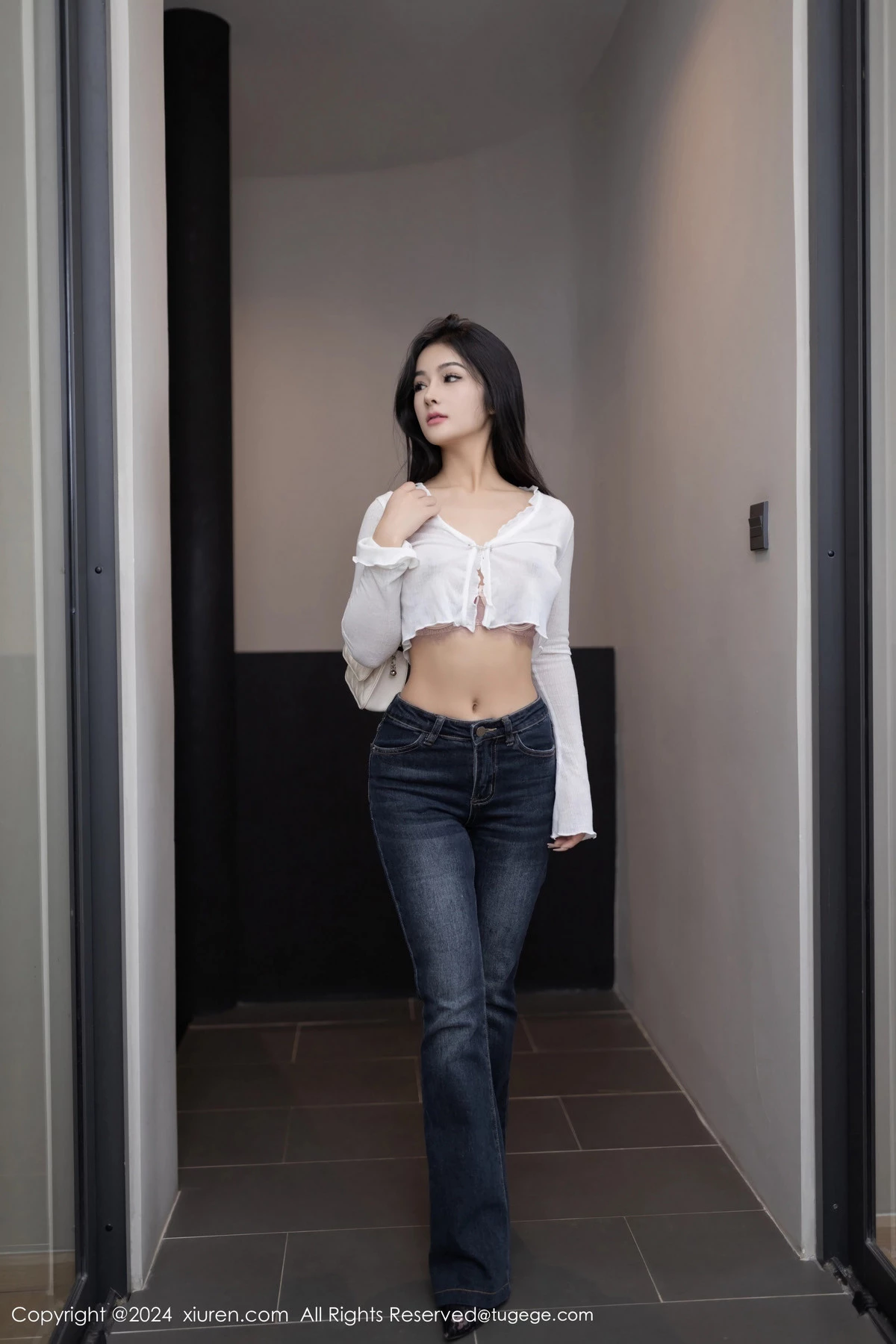 [XiuRen]高清写真图 2024.03.20 No.8262 小茶茶tea 丝袜美臀