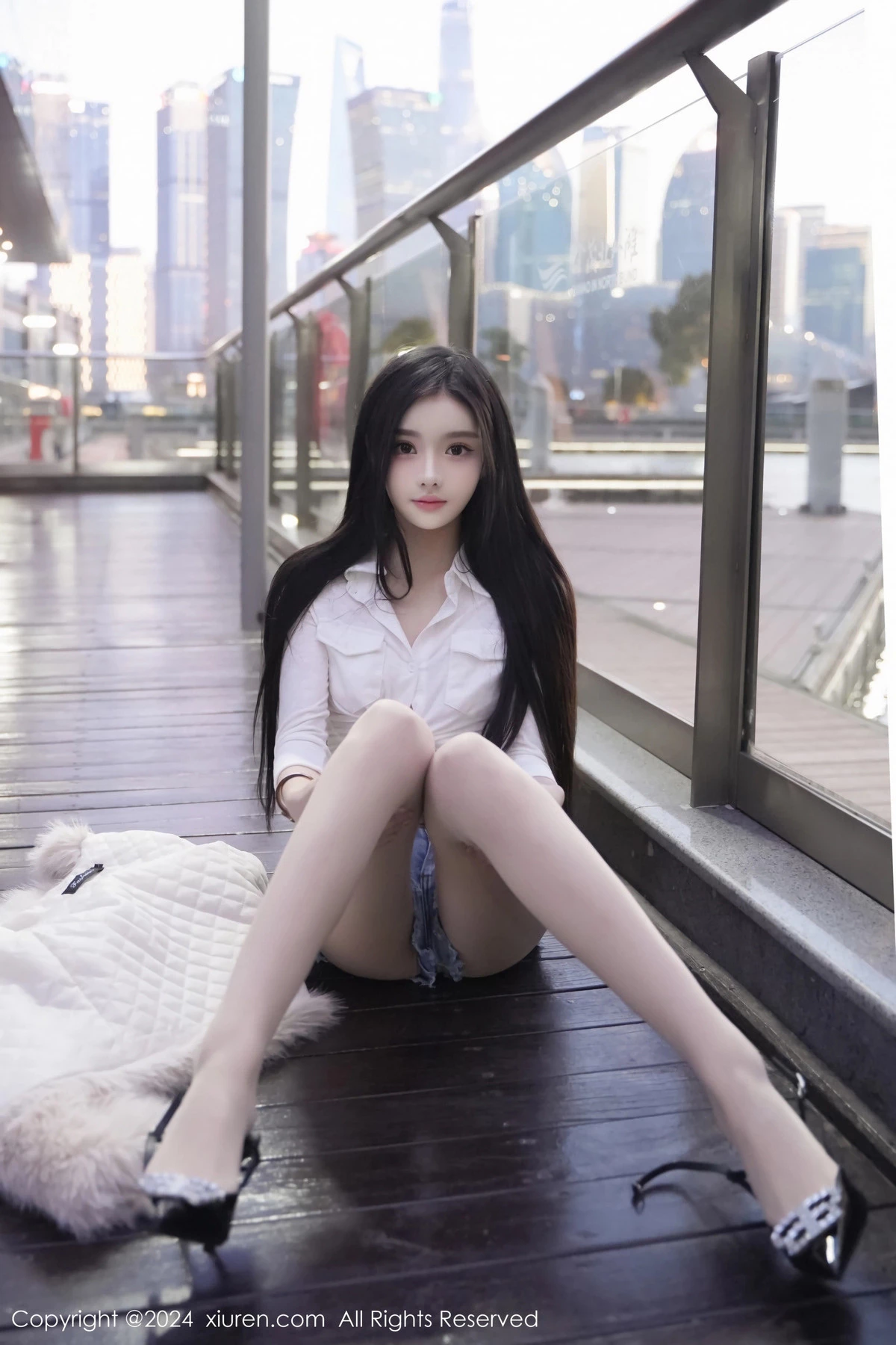 [XiuRen]高清写真图 2024.03.20 No.8261 龙雪儿 清纯美腿