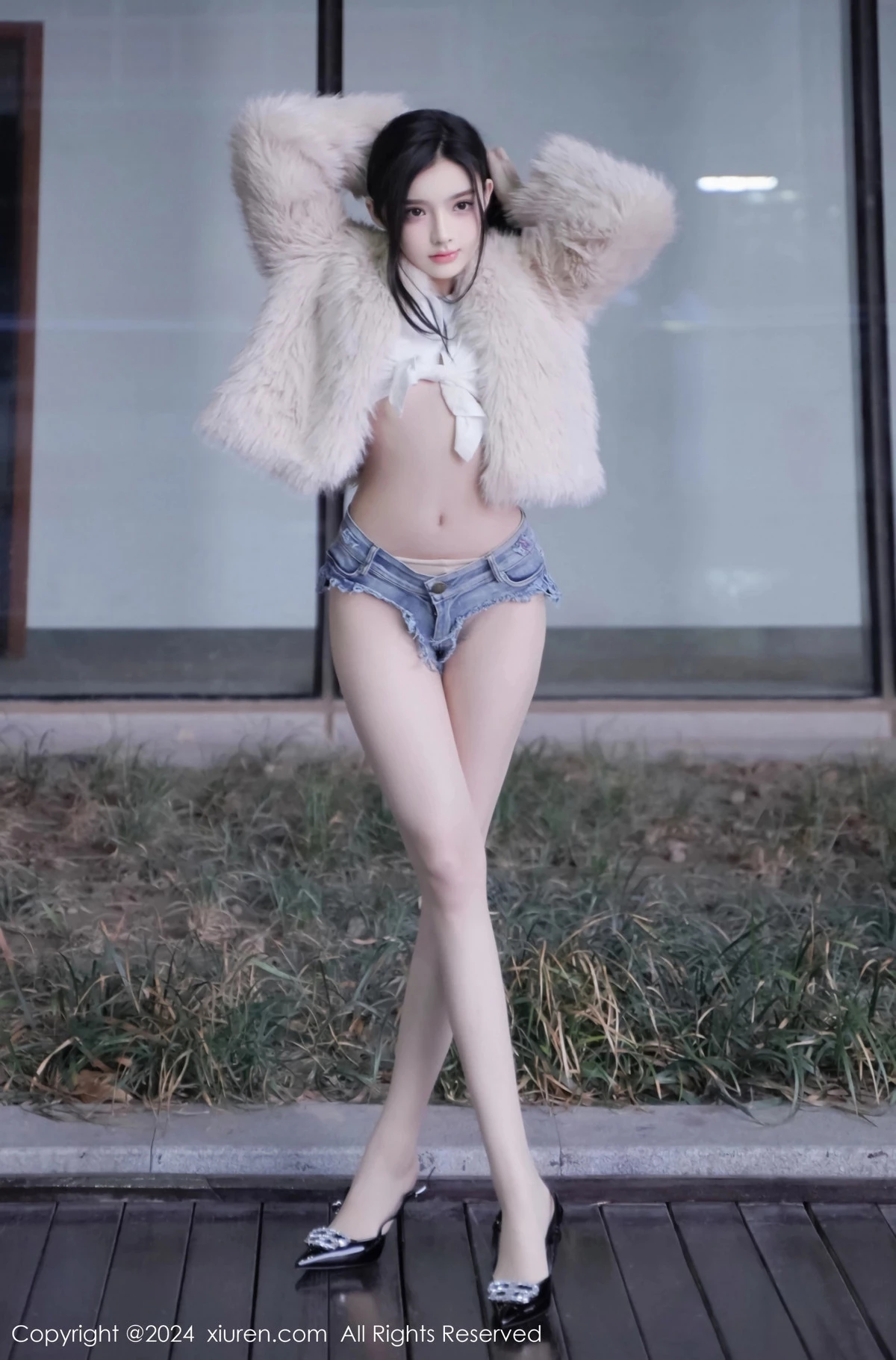 [XiuRen]高清写真图 2024.03.20 No.8261 龙雪儿 清纯美腿
