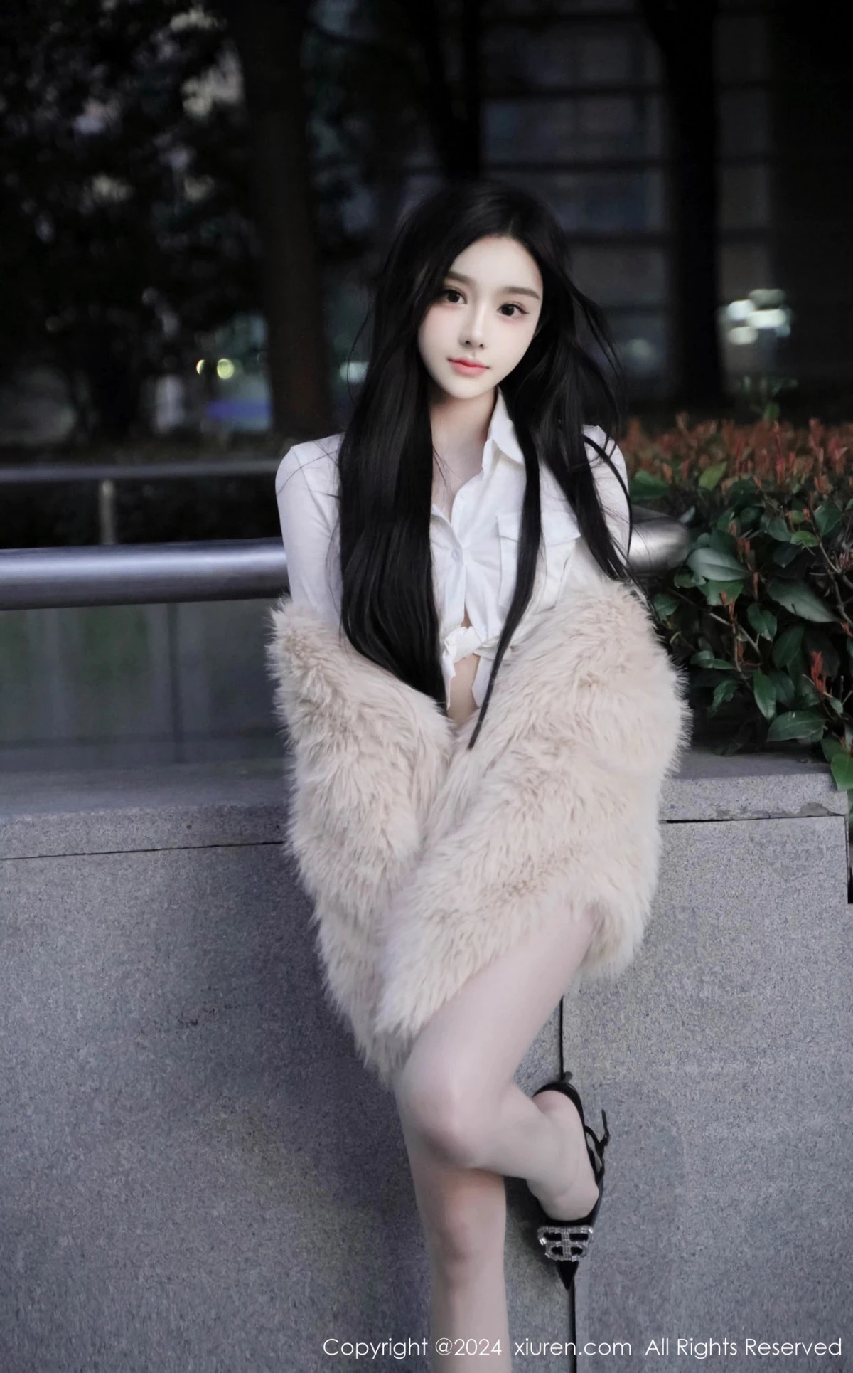 [XiuRen]高清写真图 2024.03.20 No.8261 龙雪儿 清纯美腿