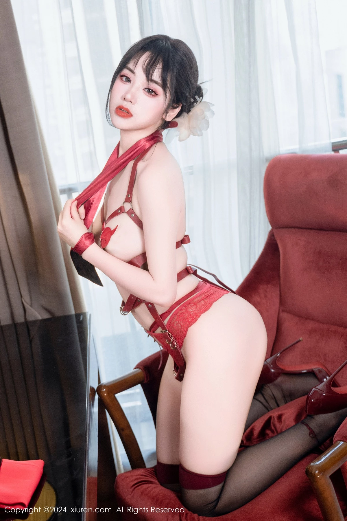 [XiuRen]高清写真图 2024.04.09 No.8360 汐汐爱吃草莓 性感美腿