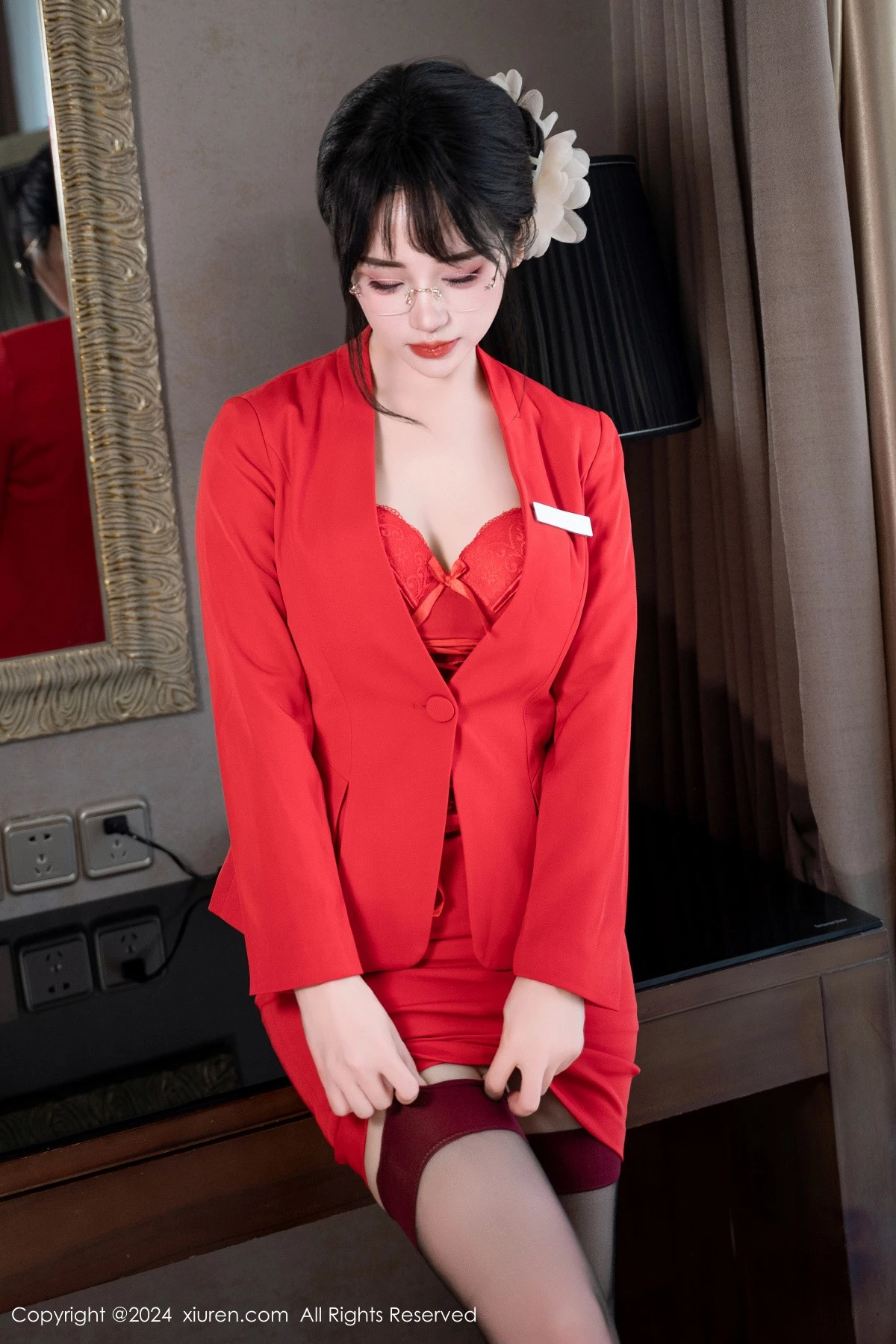 [XiuRen]高清写真图 2024.04.09 No.8360 汐汐爱吃草莓 性感美腿