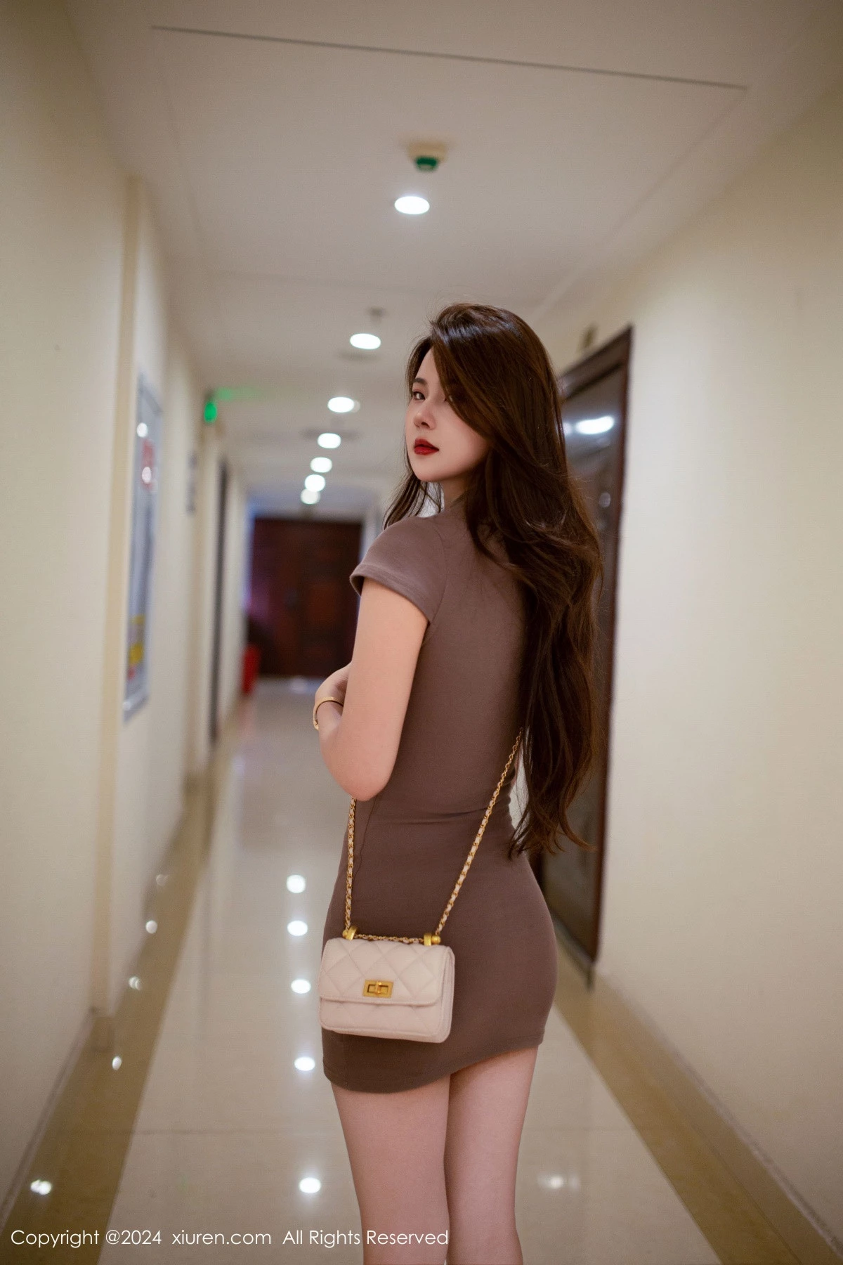 [XiuRen]高清写真图 2024.04.09 No.8359 仙女爱自由 美腿性感