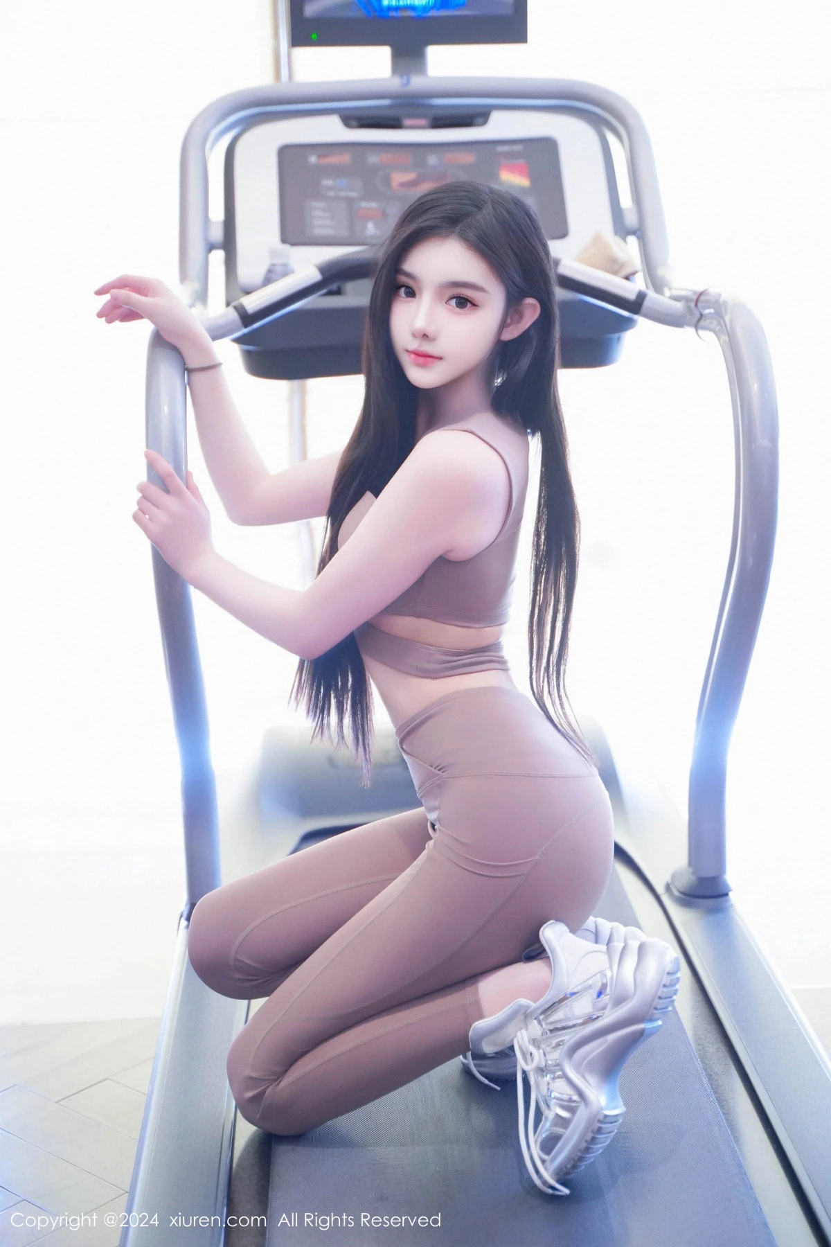 [XiuRen]高清写真图 2024.04.12 No.8382 龙雪儿 运动美腿