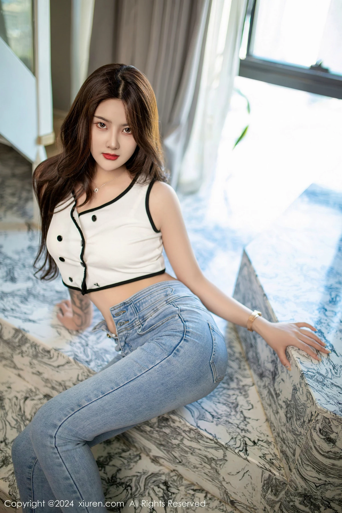 [XiuRen]高清写真图 2024.04.18 No.8410 仙女爱自由 牛仔裤美腿