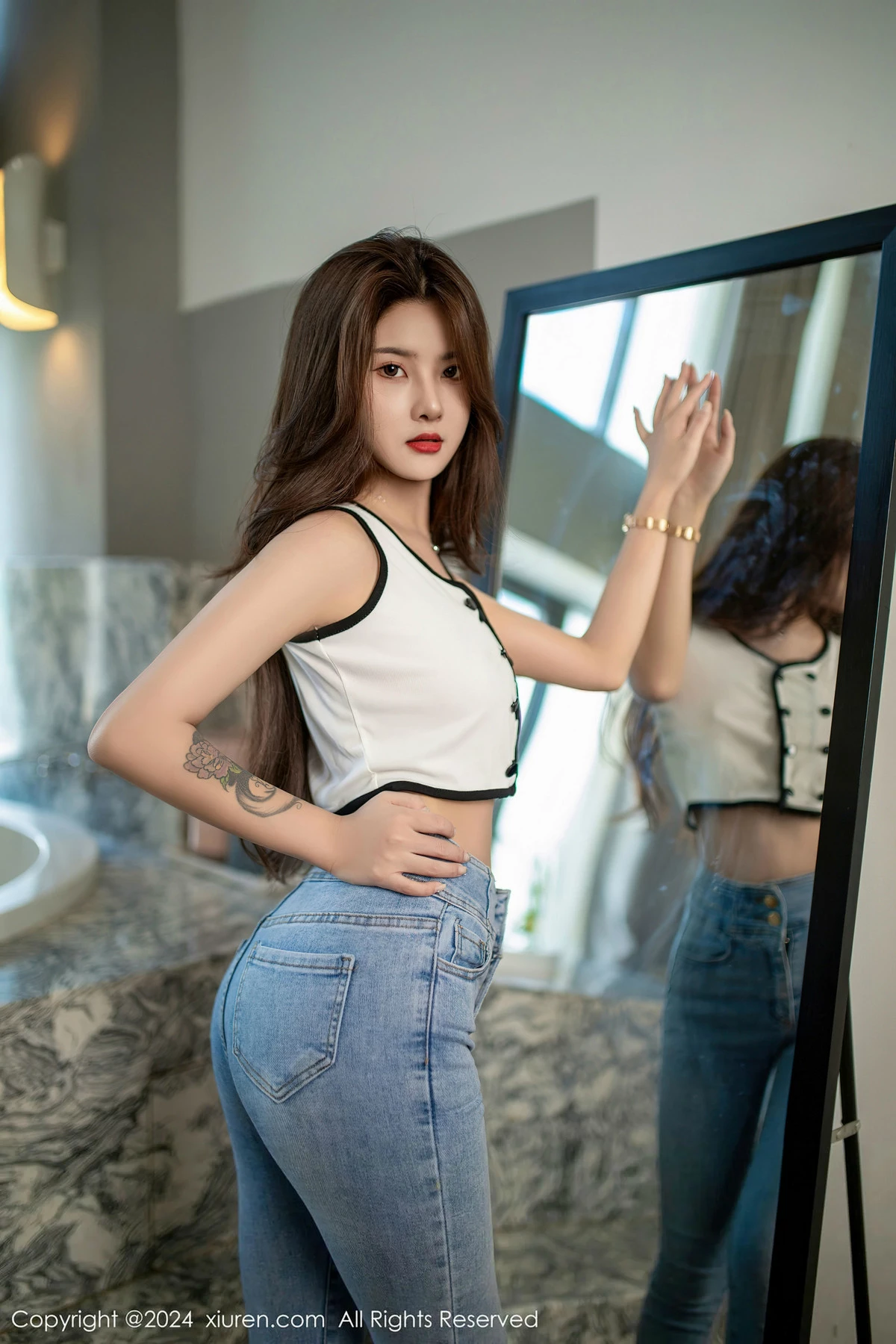 [XiuRen]高清写真图 2024.04.18 No.8410 仙女爱自由 牛仔裤美腿