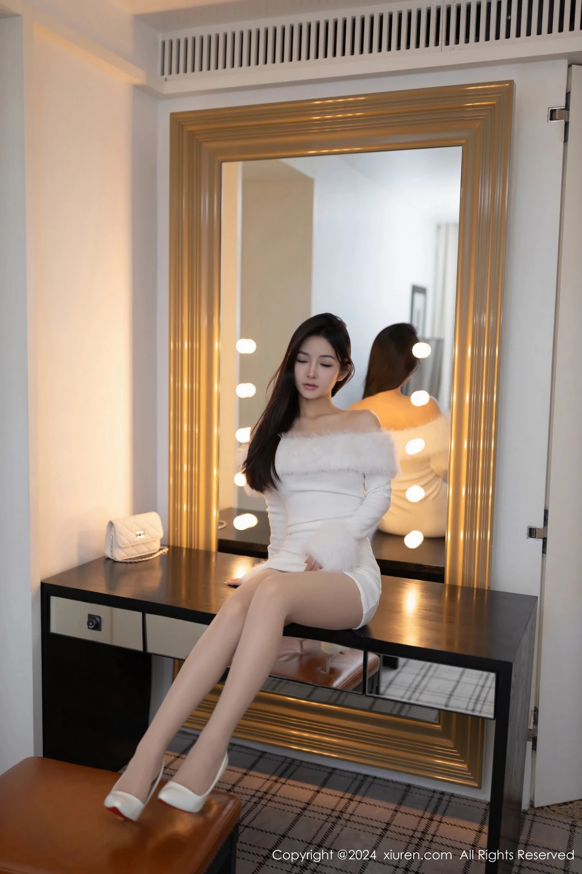 [XiuRen]高清写真图 2024.05.15 No.8546 谭小灵 丝袜美腿
