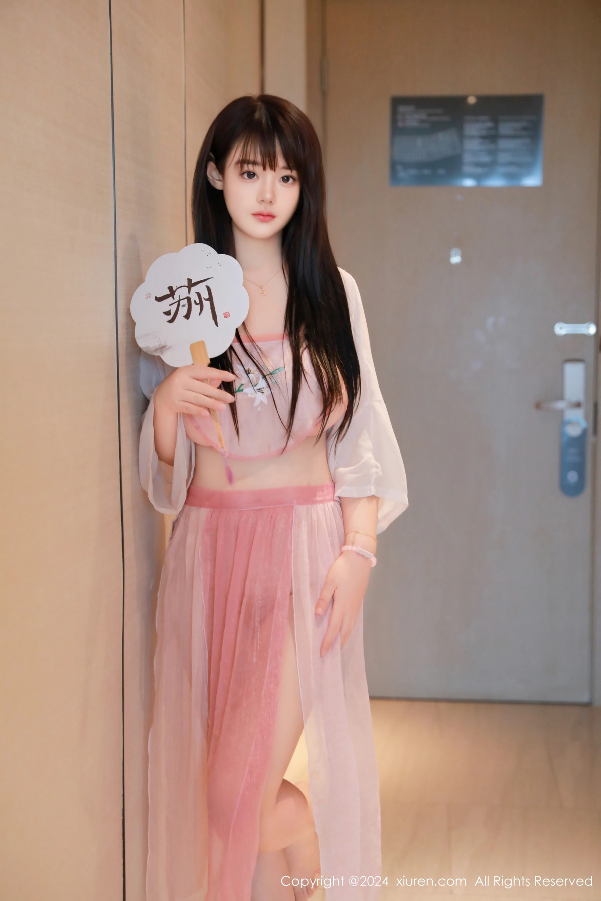 [XiuRen]高清写真图 2024.06.19 No.8724 陈柒柒 美腿性感