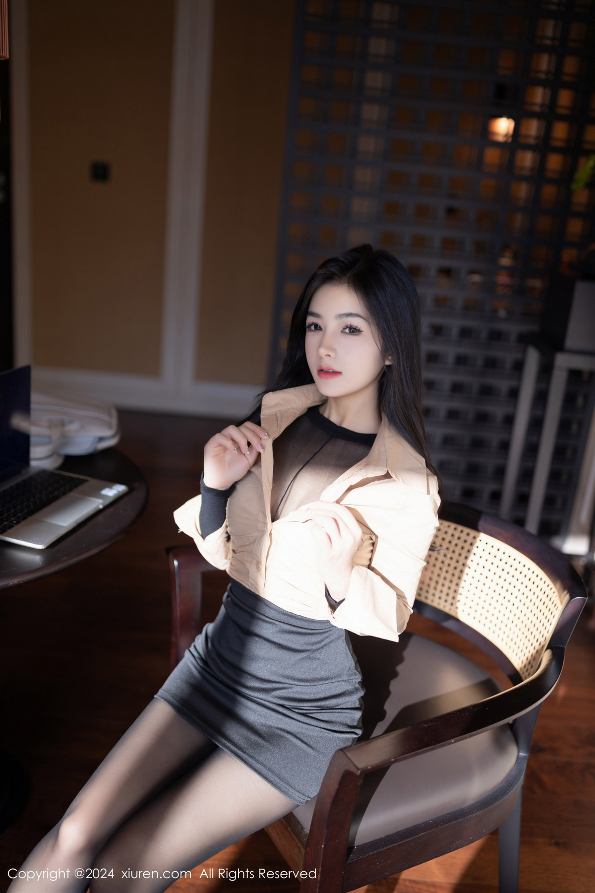 [XiuRen]高清写真图 2024.07.10 No.8835 谭小灵 黑丝美腿