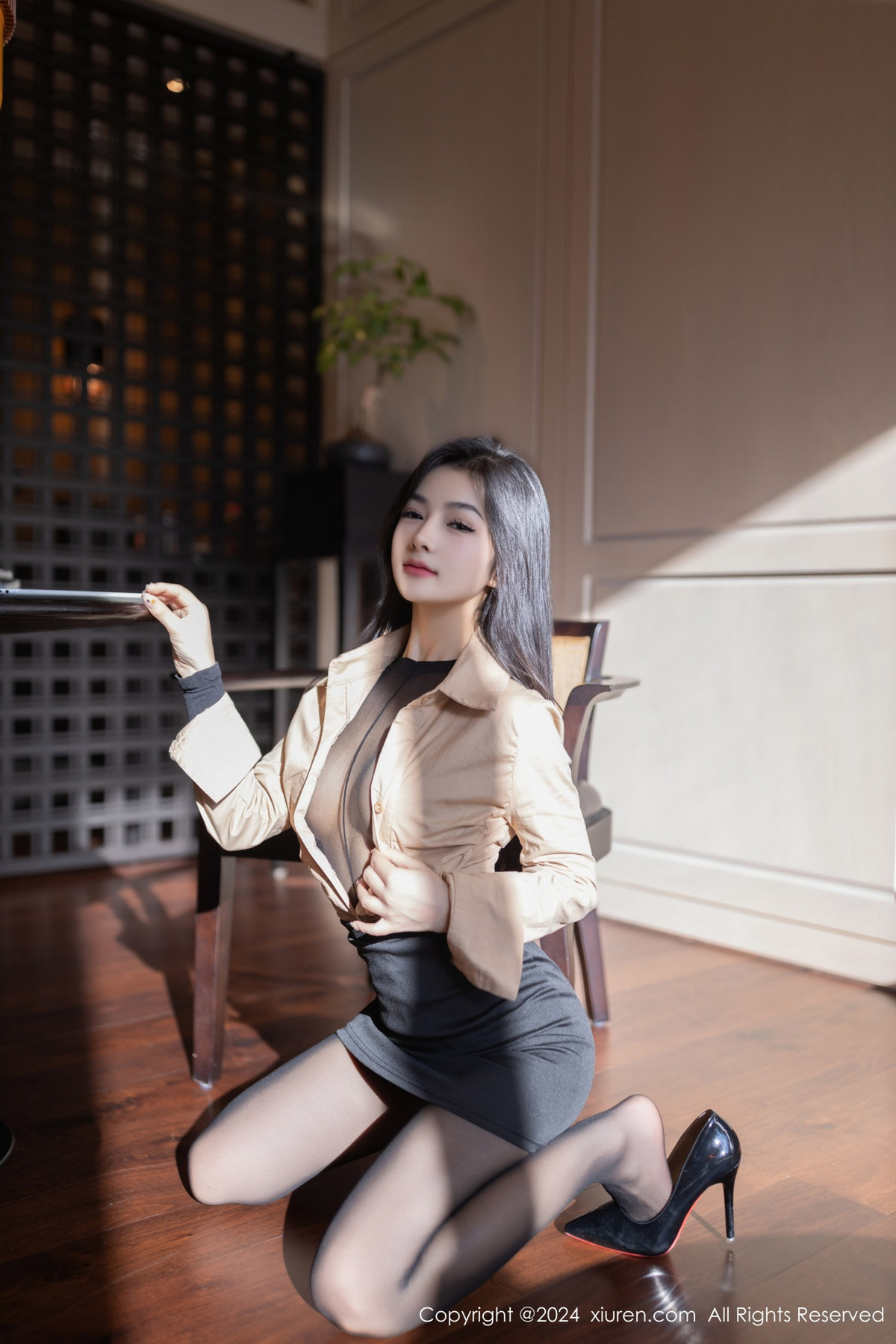 [XiuRen]高清写真图 2024.07.10 No.8835 谭小灵 黑丝美腿