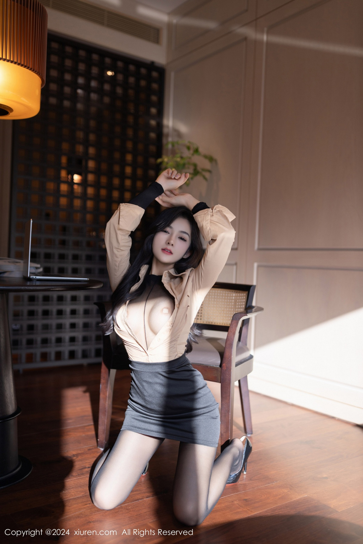 [XiuRen]高清写真图 2024.07.10 No.8835 谭小灵 黑丝美腿
