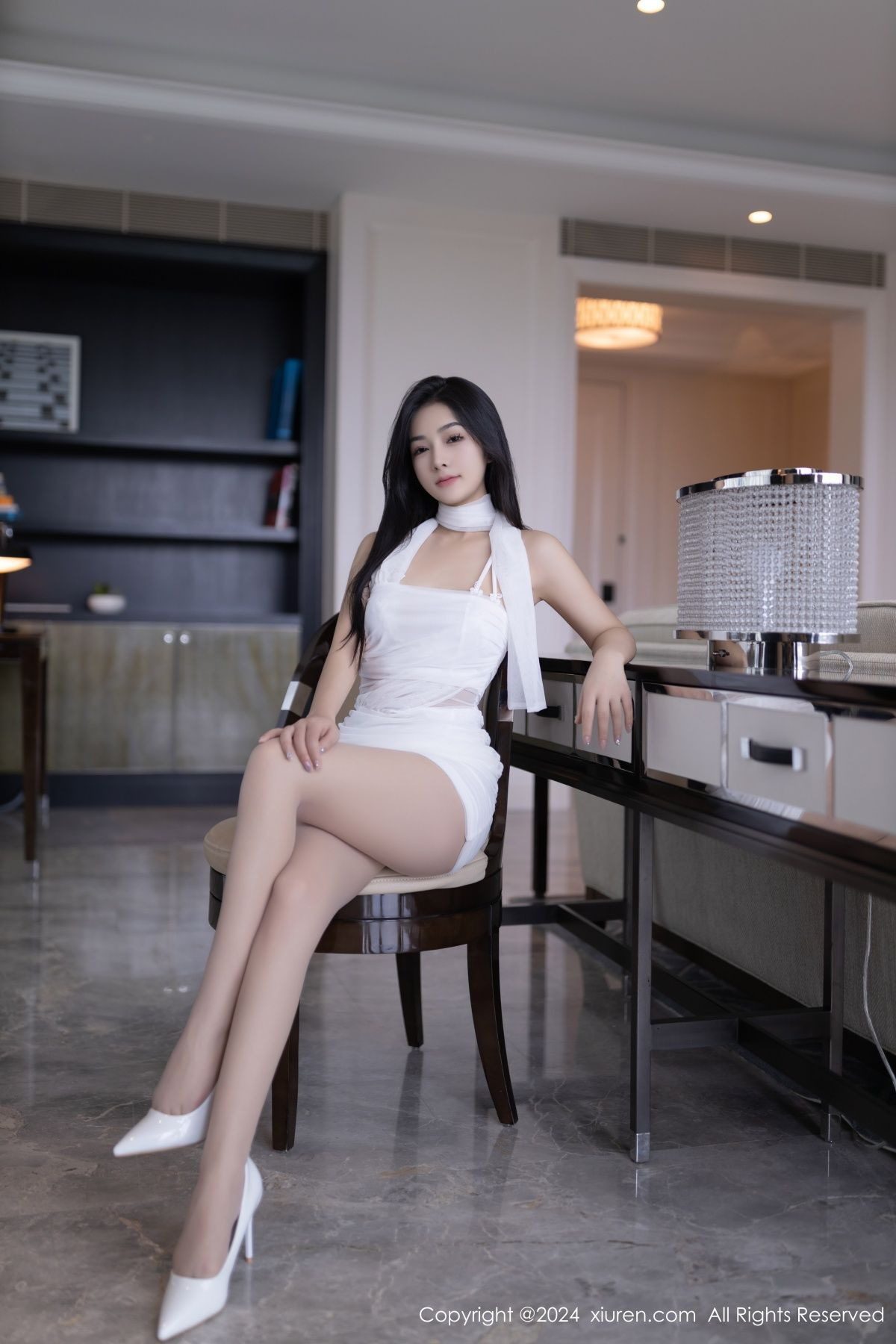 [XiuRen]高清写真图 2024.07.17 No.8875 谭小灵 丝袜美腿