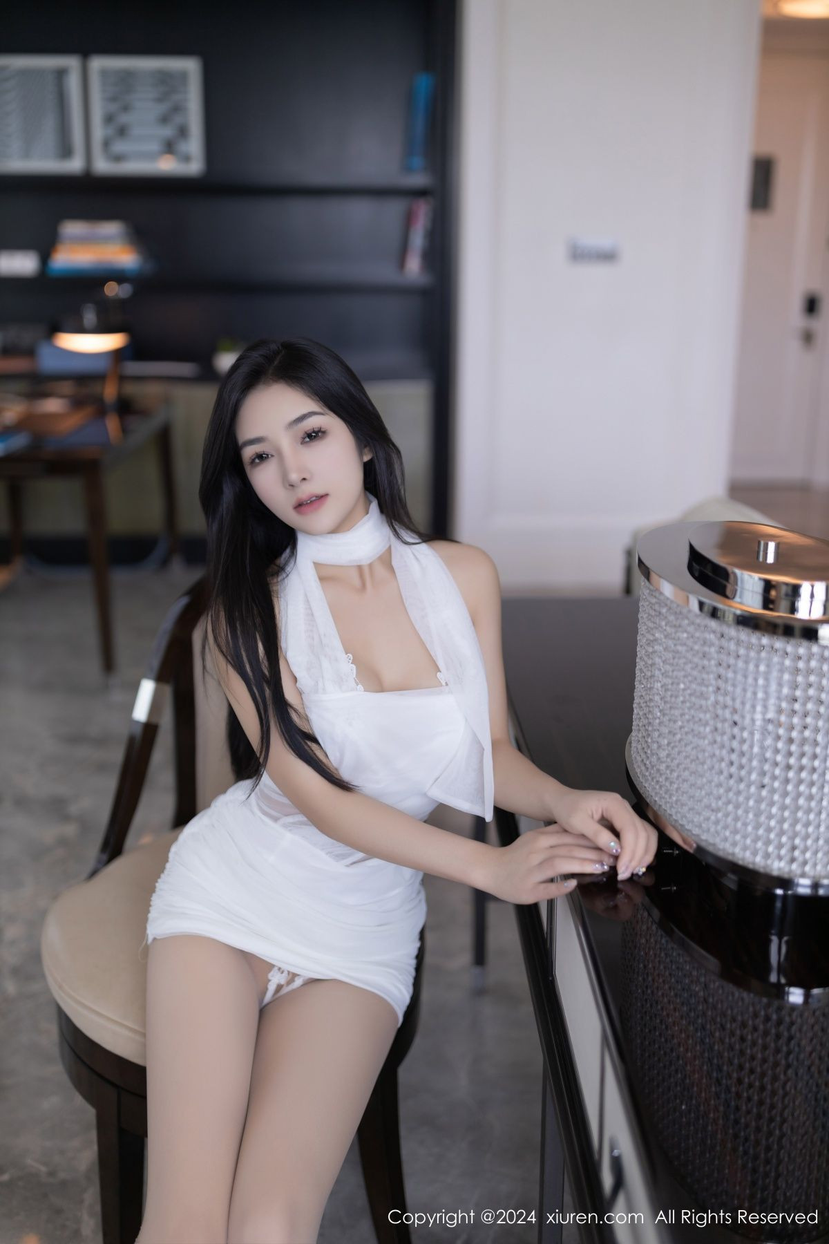 [XiuRen]高清写真图 2024.07.17 No.8875 谭小灵 丝袜美腿