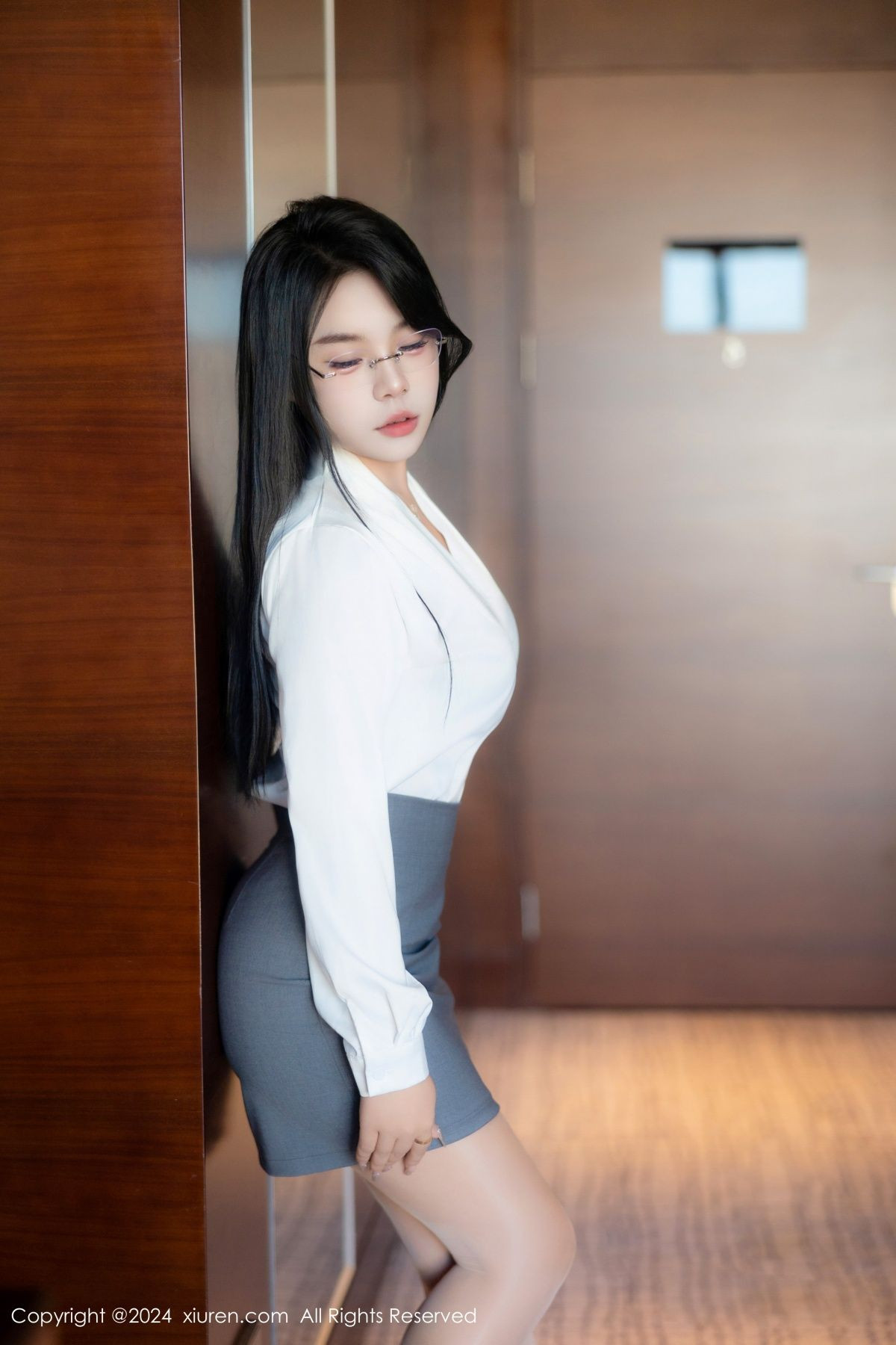 [XiuRen]高清写真图 2024.08.09 No.8989 麦田 丝袜美腿